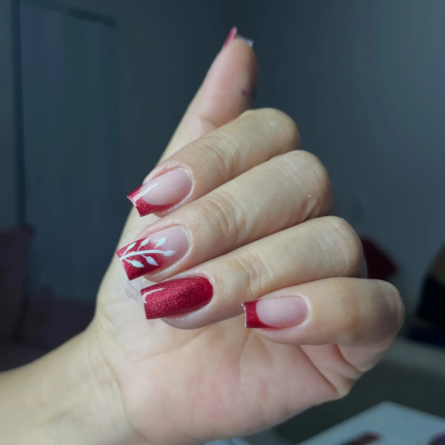 Blask czerwonych akcentów na Twoich paznokciach!