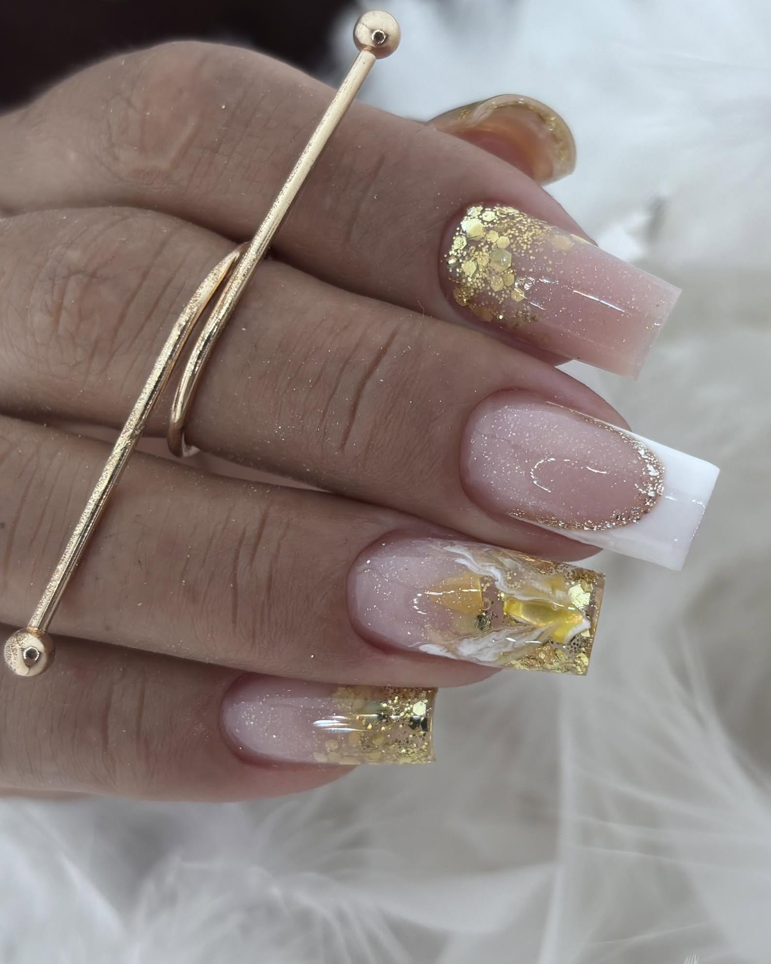 Złoty blask na Twoich paznokciach