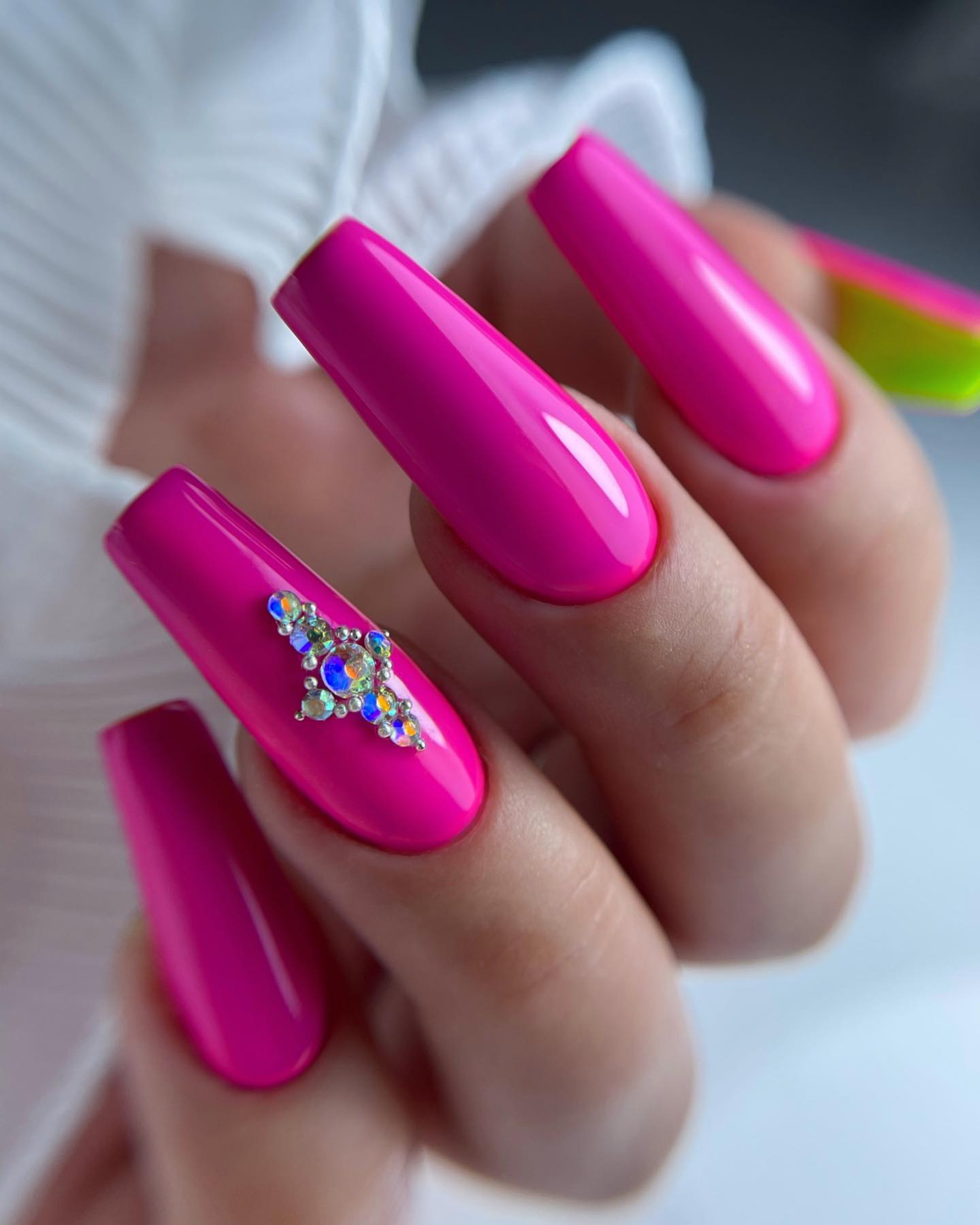 Puszyste różowe nail-arcydzieło