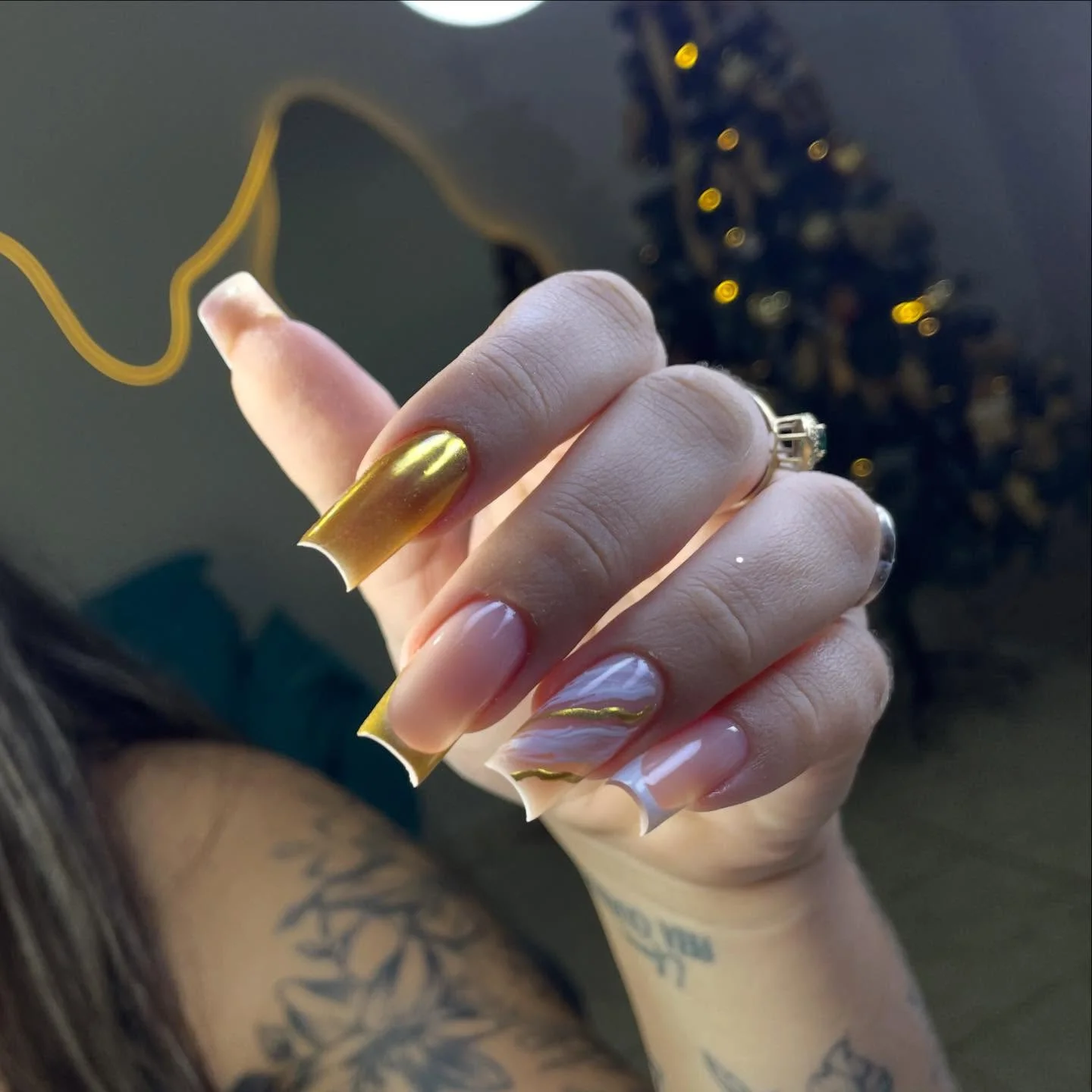 Luksus złota i marmuru na Twoich paznokciach