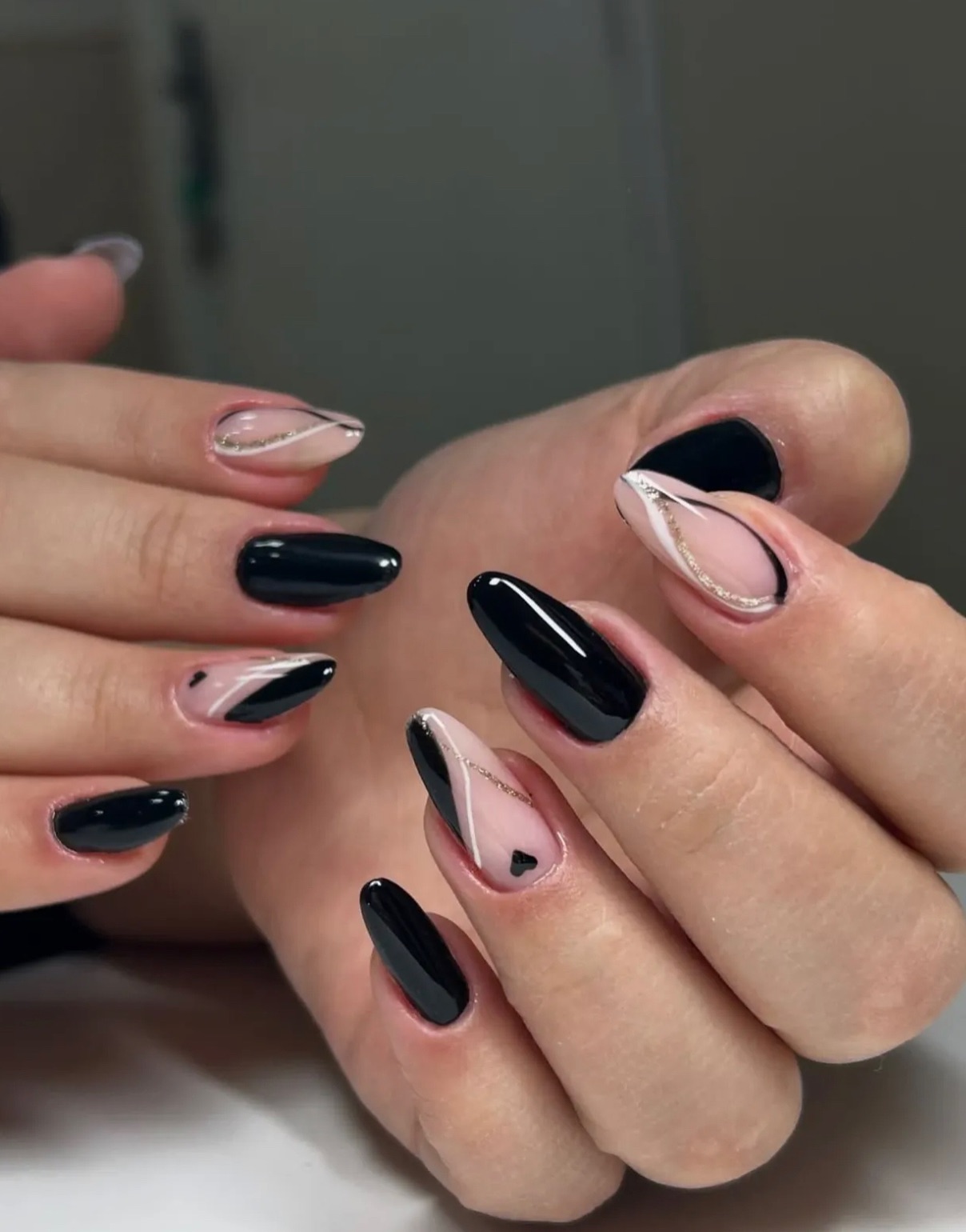 Monochromatyczna magia na Twoich paznokciach