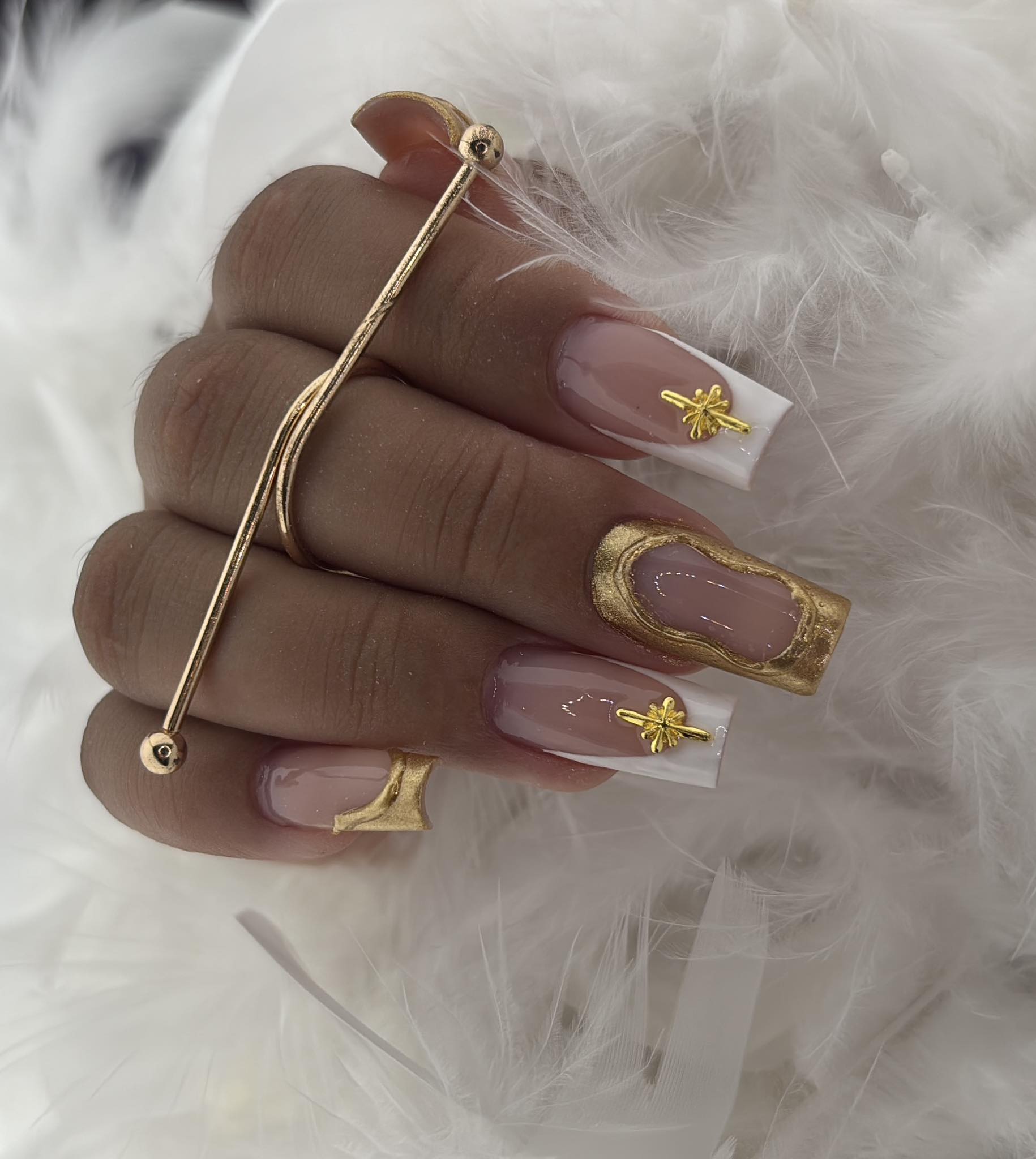 Złota finezja: manicure dla odważnych