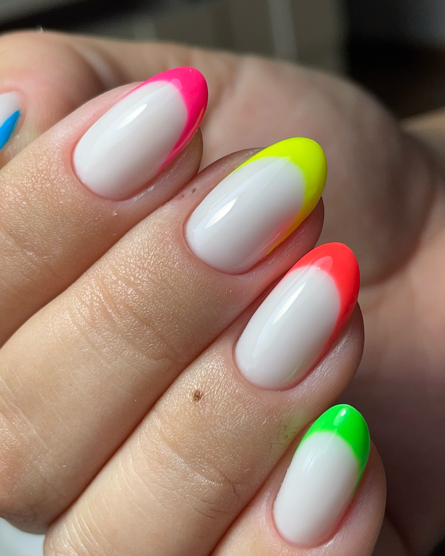 Kolorowy art na końcówkach palców