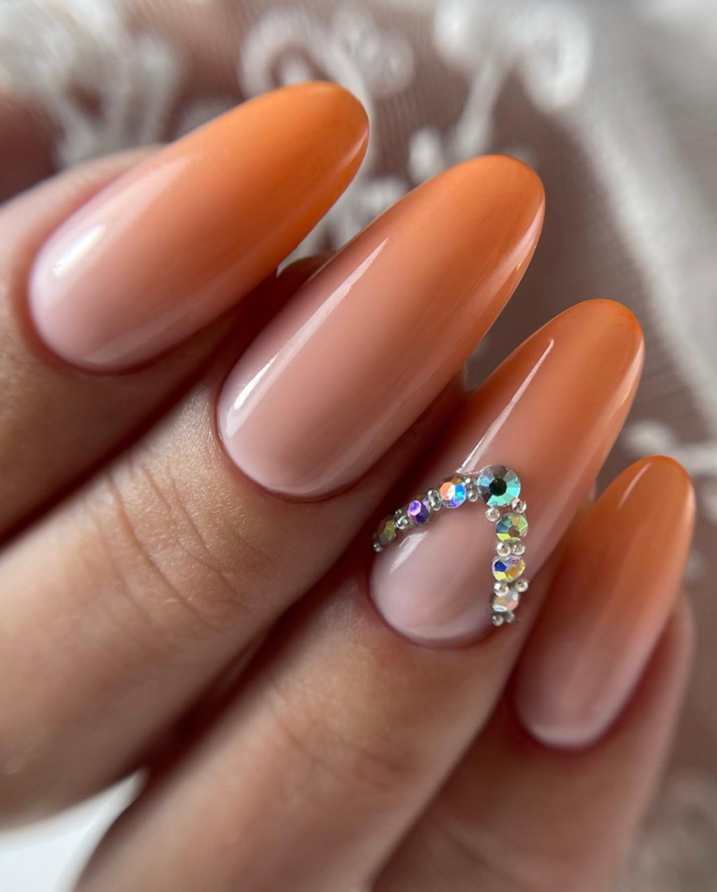 Jesienny, słoneczny blask na paznokciach