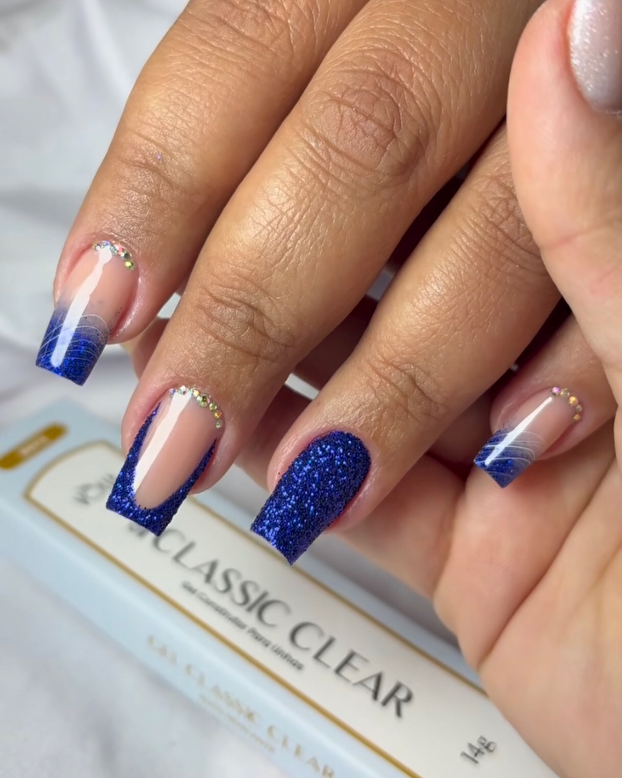 Wyrazisty akcent paznokciowy w odcieniach niebieskiego!