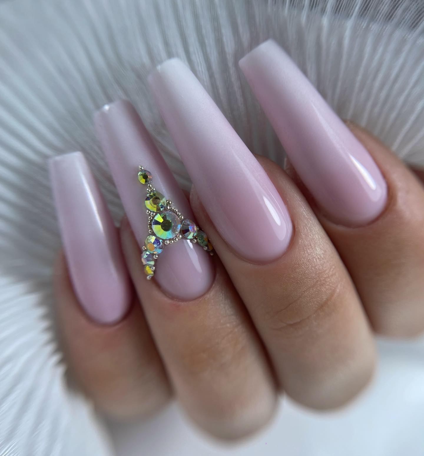 Delikatność i blask — idealny duet na paznokciach