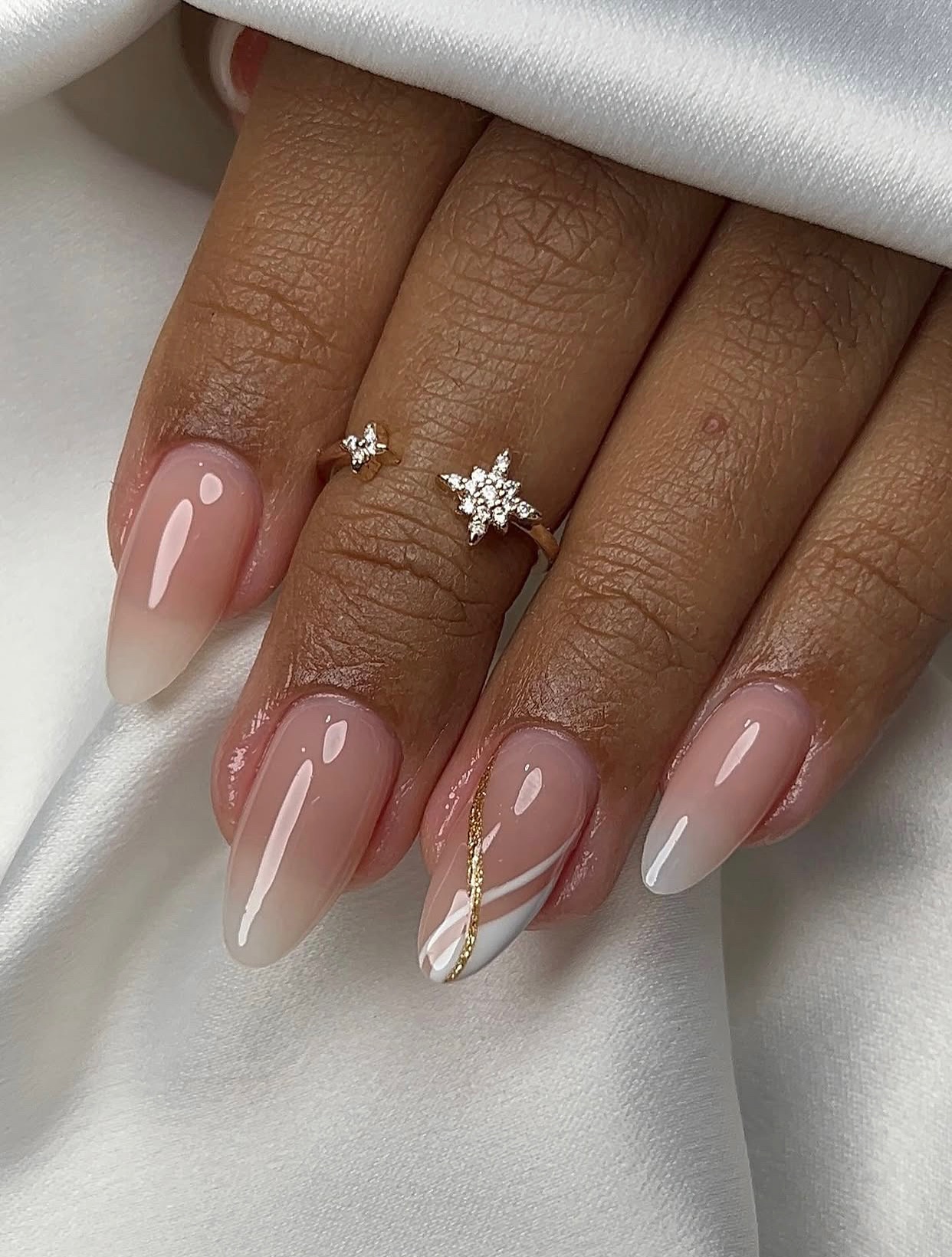 Subtelny minimalizm na końcówkach palców