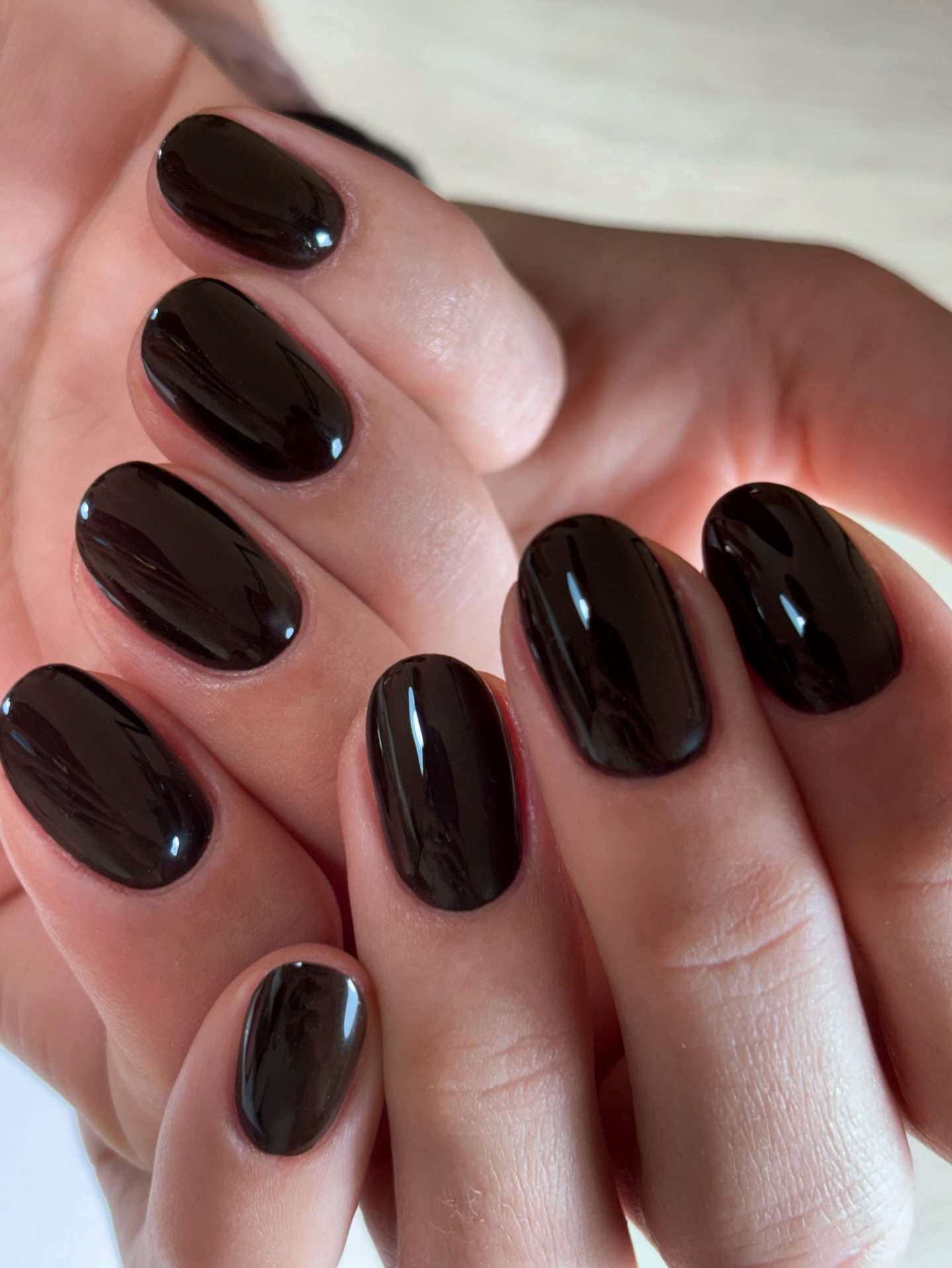 Ciemna elegancja na końcówkach palców