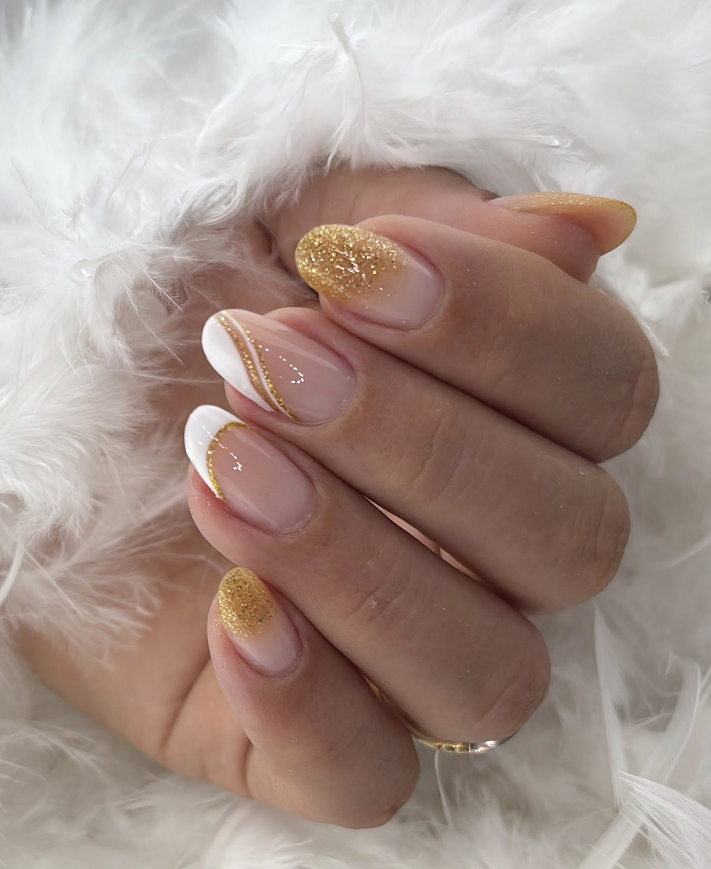 Złota magia na końcówkach palców!