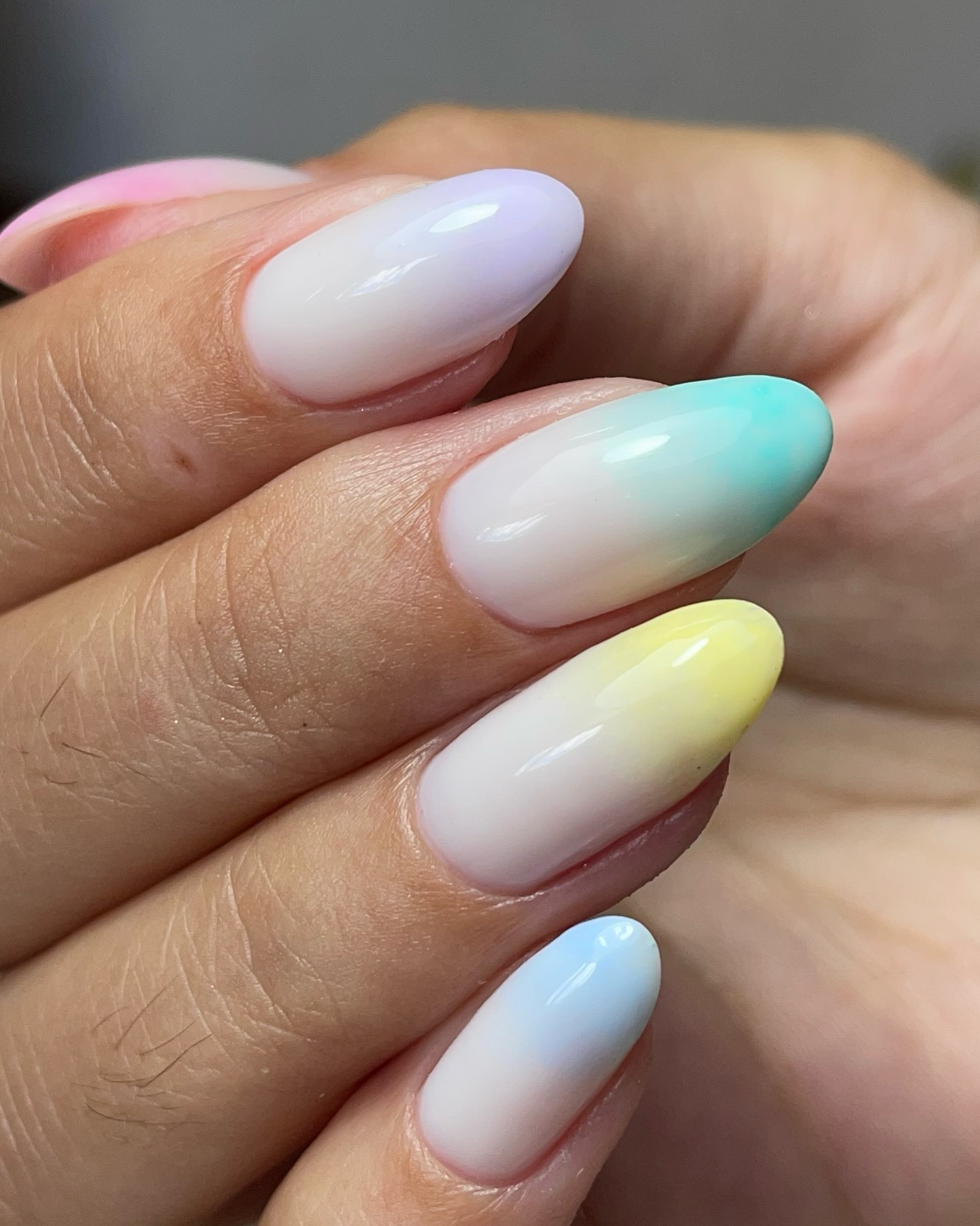 Wiosenne, delikatne ombre na końcówkach palców