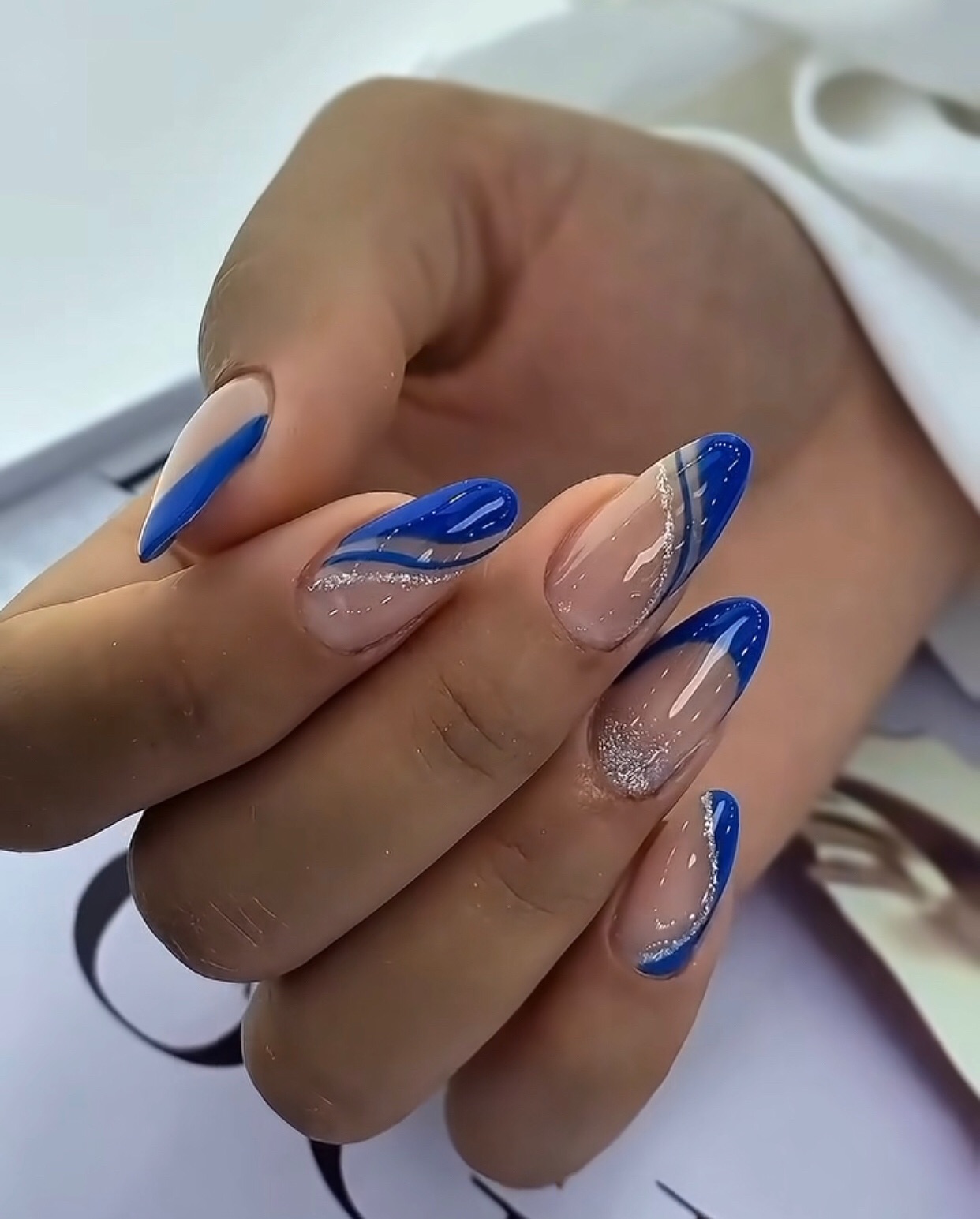 Tajemnicza niebieska fala na Twoich paznokciach!