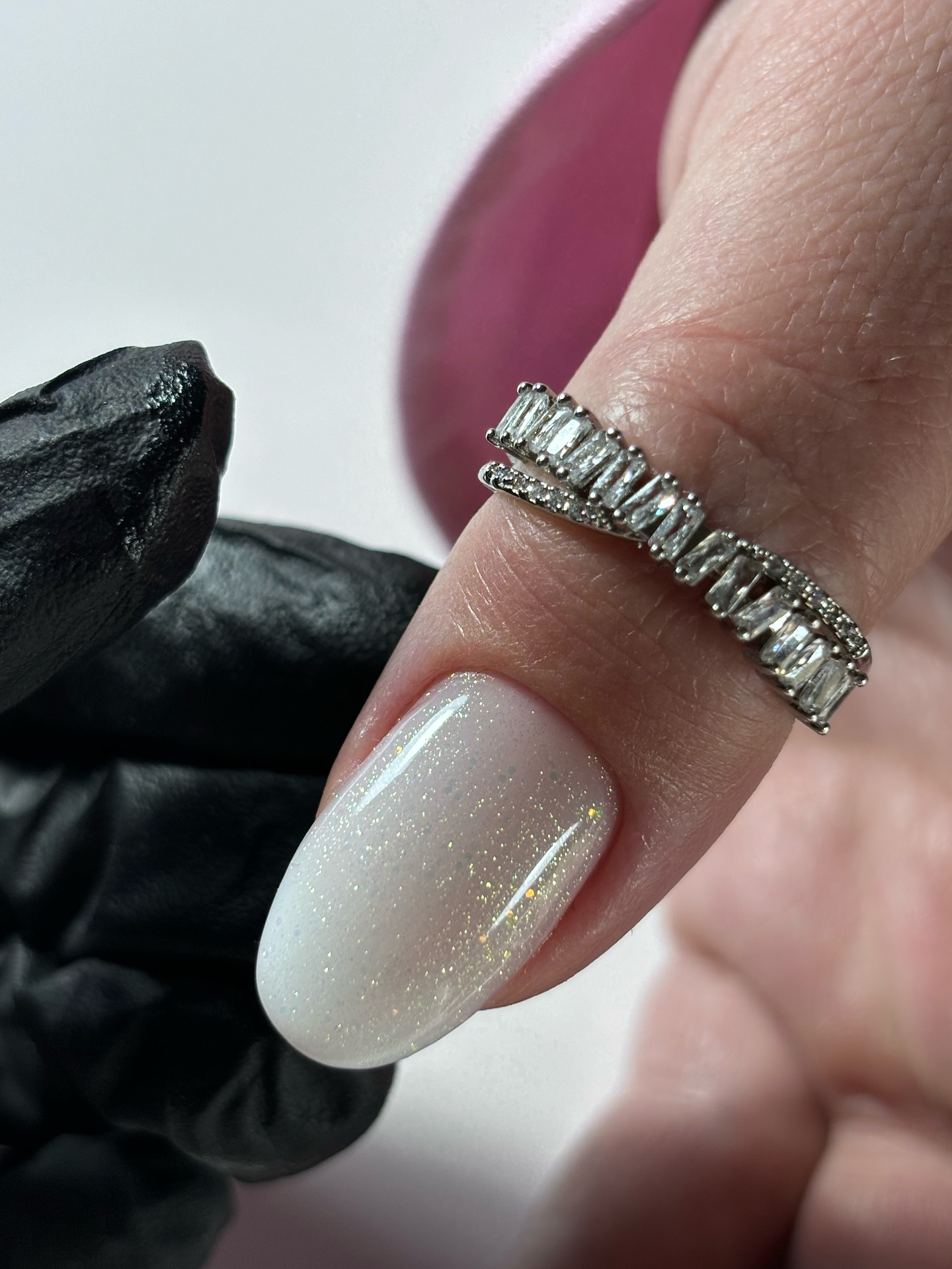 Manicure z magicznym blaskiem: prostota i elegancja w jednym