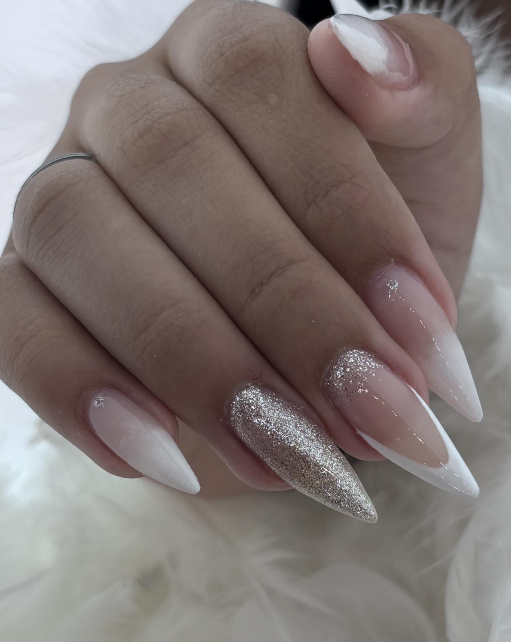 Glamour french z błyszczącym akcentem