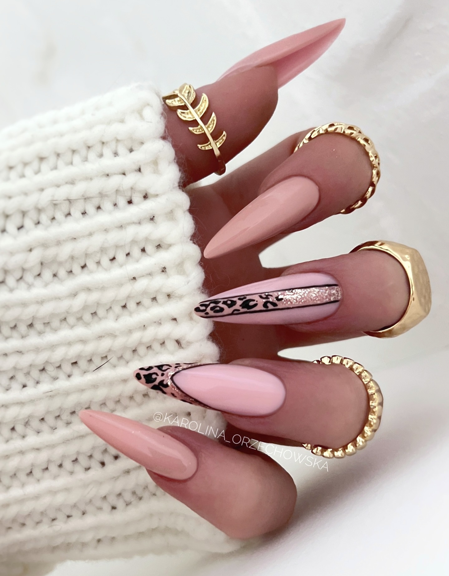 Delikatność z dziką nutą: manicure, który zachwyca!