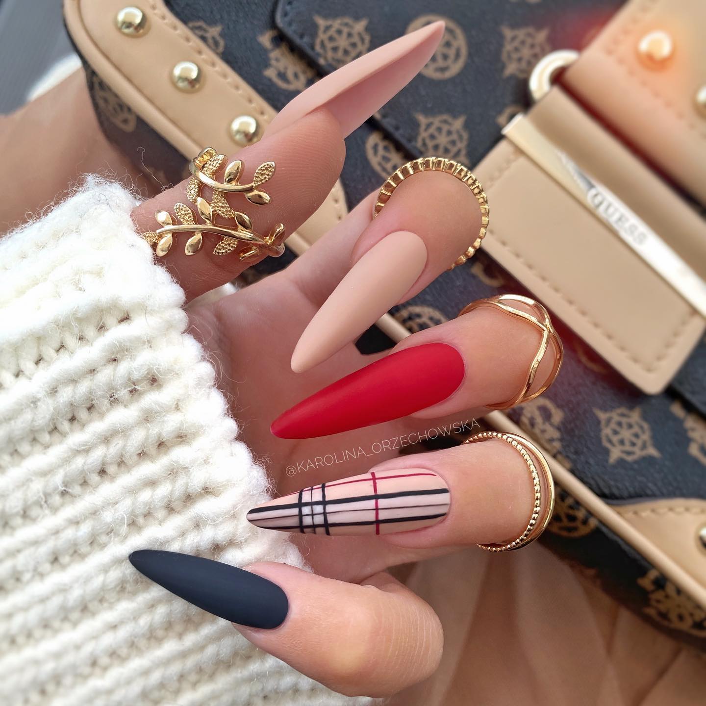 Stylowe paznokcie z akcentem minimalizmu!
