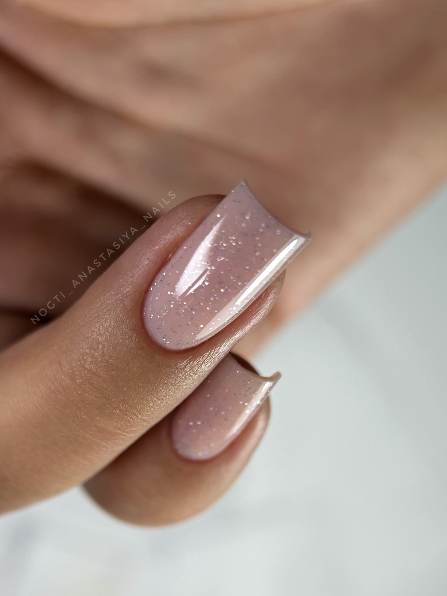 Lśniący minimalizm: paznokcie muśnięte blaskiem