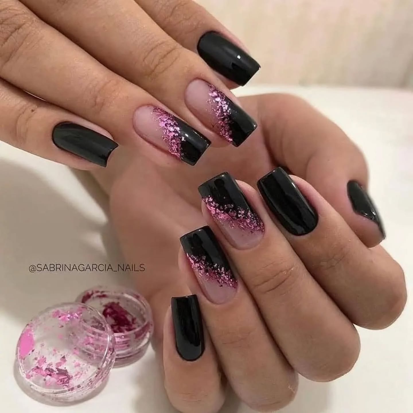 Neonowa magia: odważny manicure dla stylowych dziewczyn