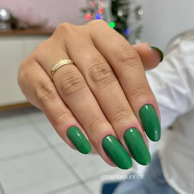 Świeżość zieleni: naturalny urok na końcówkach palców