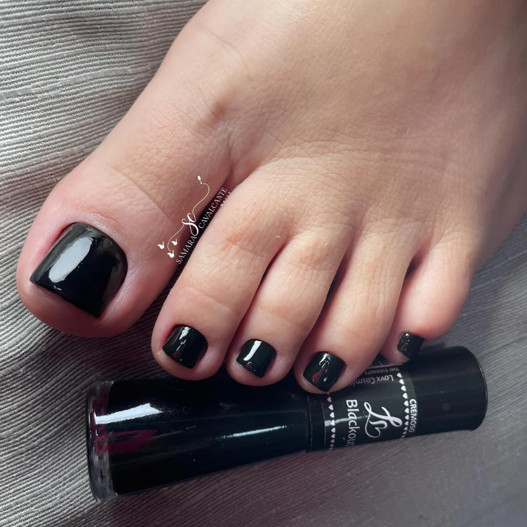 Czarna klasyka na paznokciach: minimalizm w pełnej krasie