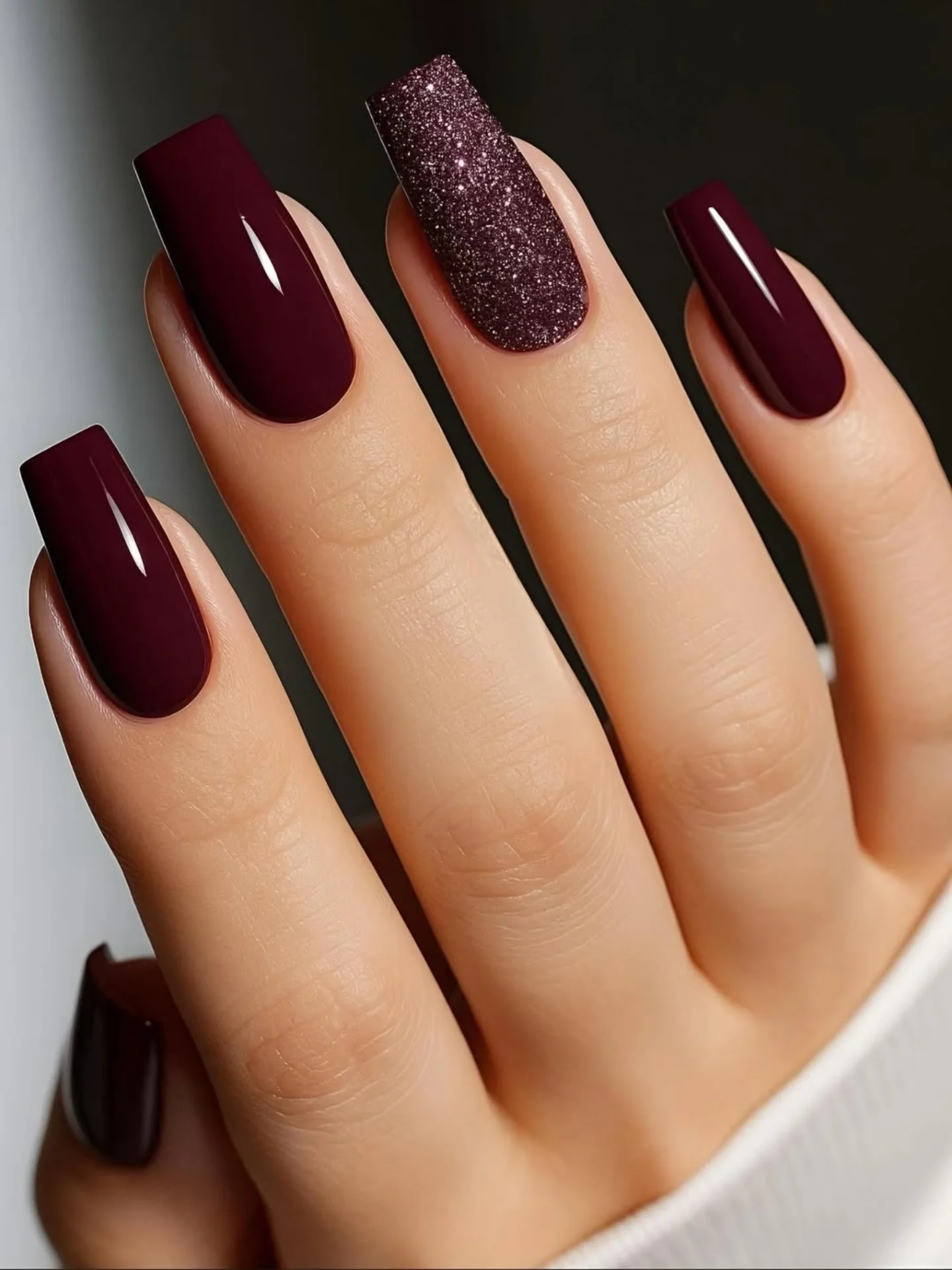 Wyrafinowany i tajemniczy manicure w winnych tonach