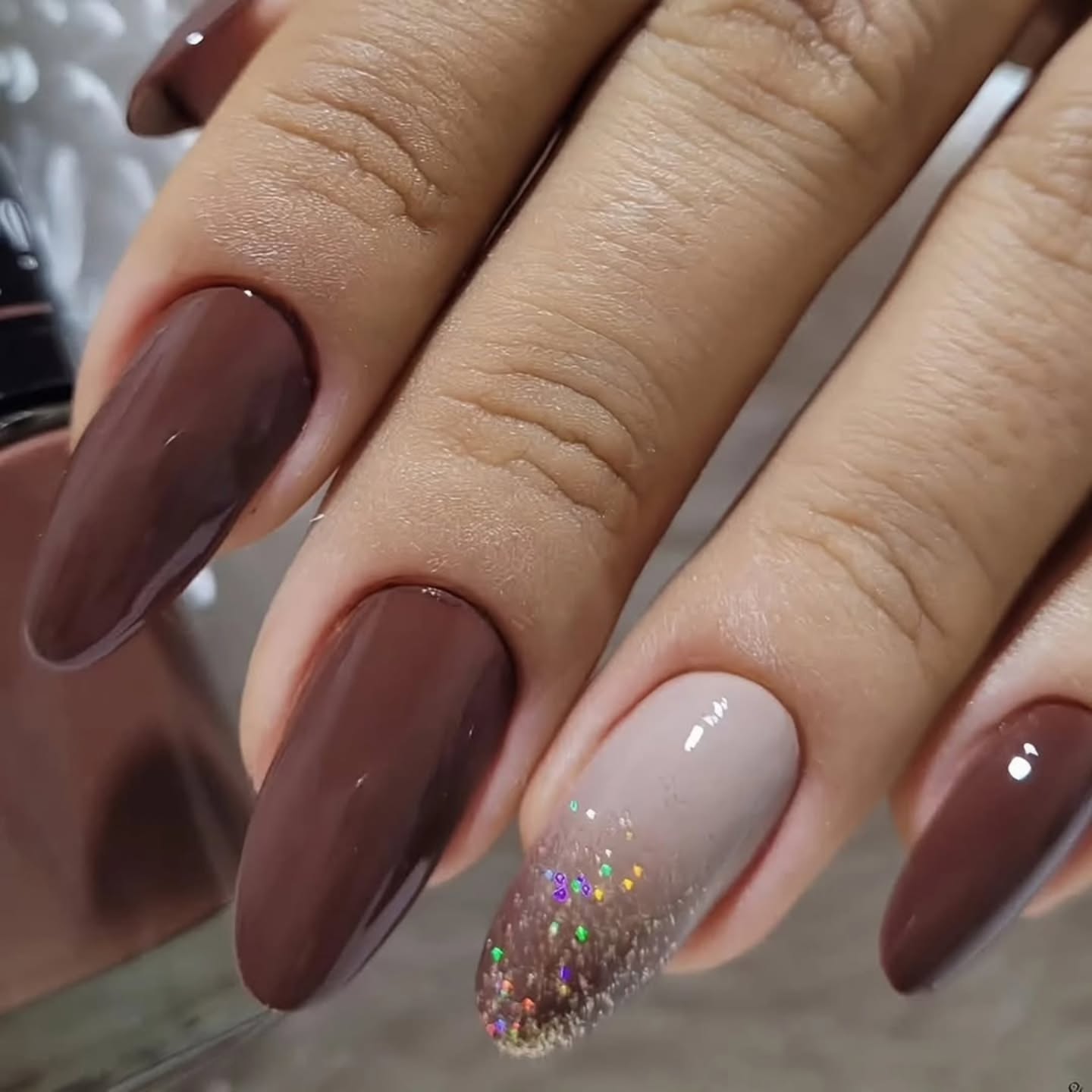 Kawowa paleta z blaskiem: stylowy manicure na stylowe dni