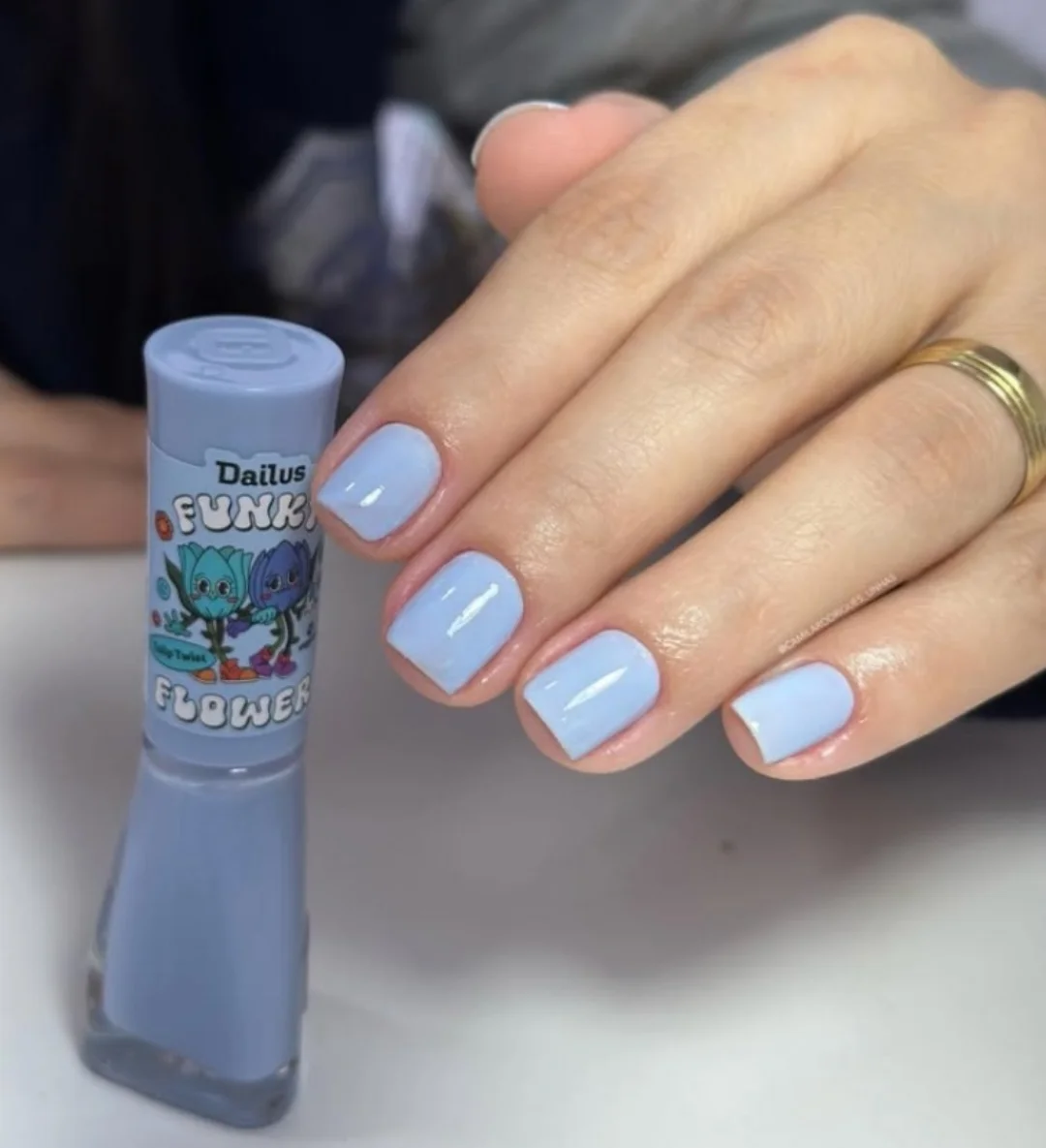 Błękitny powiew świeżości na Twoich paznokciach