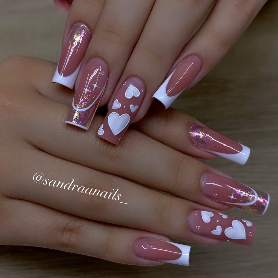 Miłość w każdym paznokciu: romantyczny manicure w stylu chic