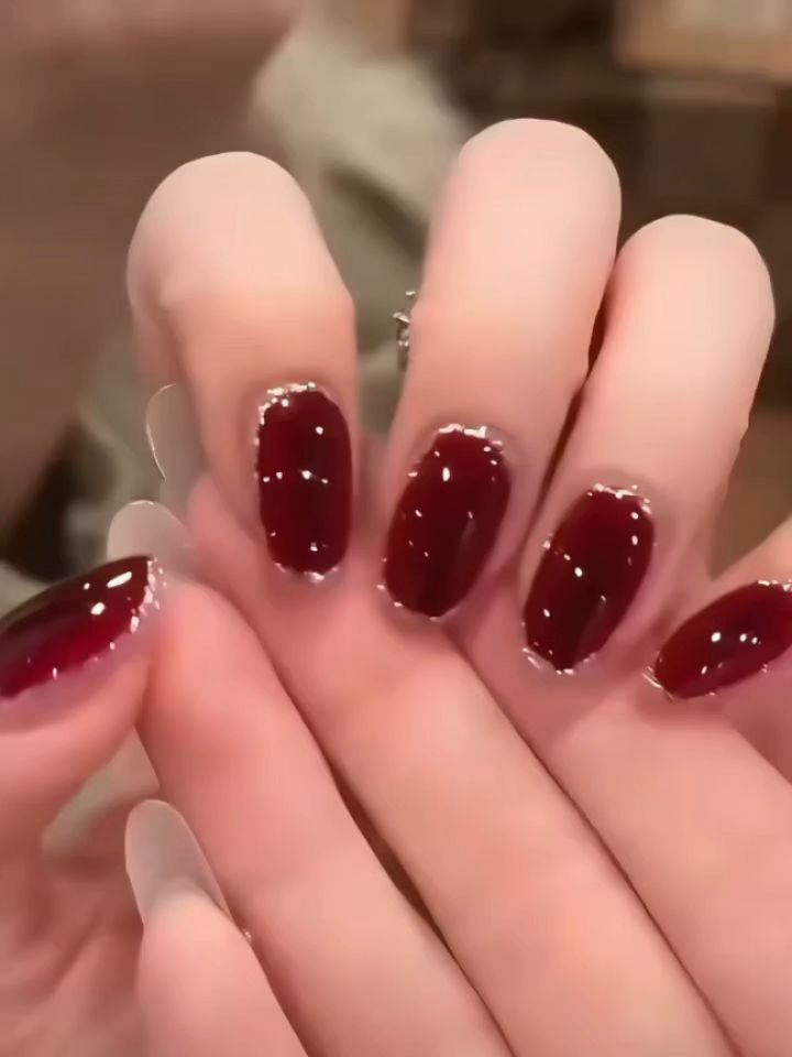 Elegancja w lśniącym bordo!