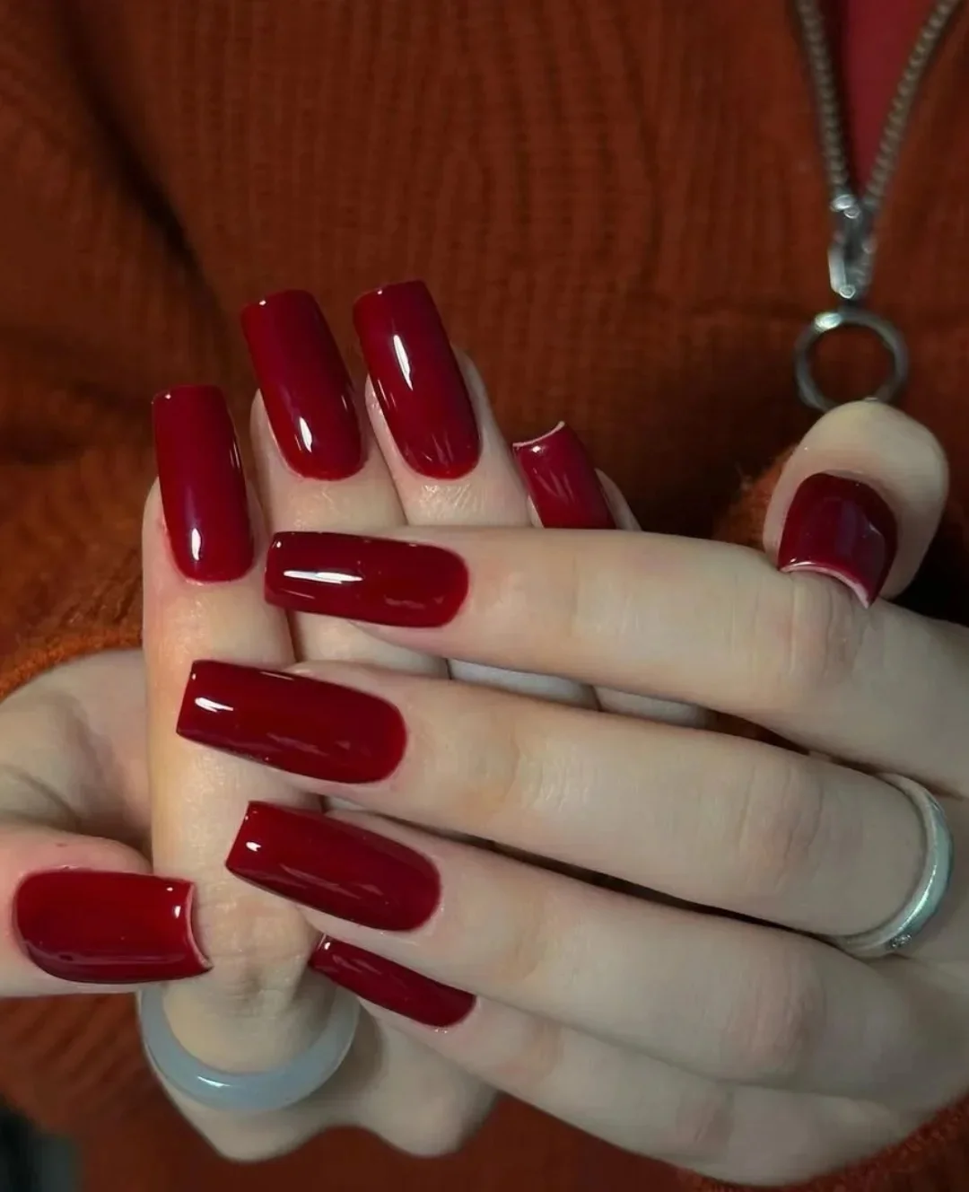 Urok czerwonego szyku w manicure