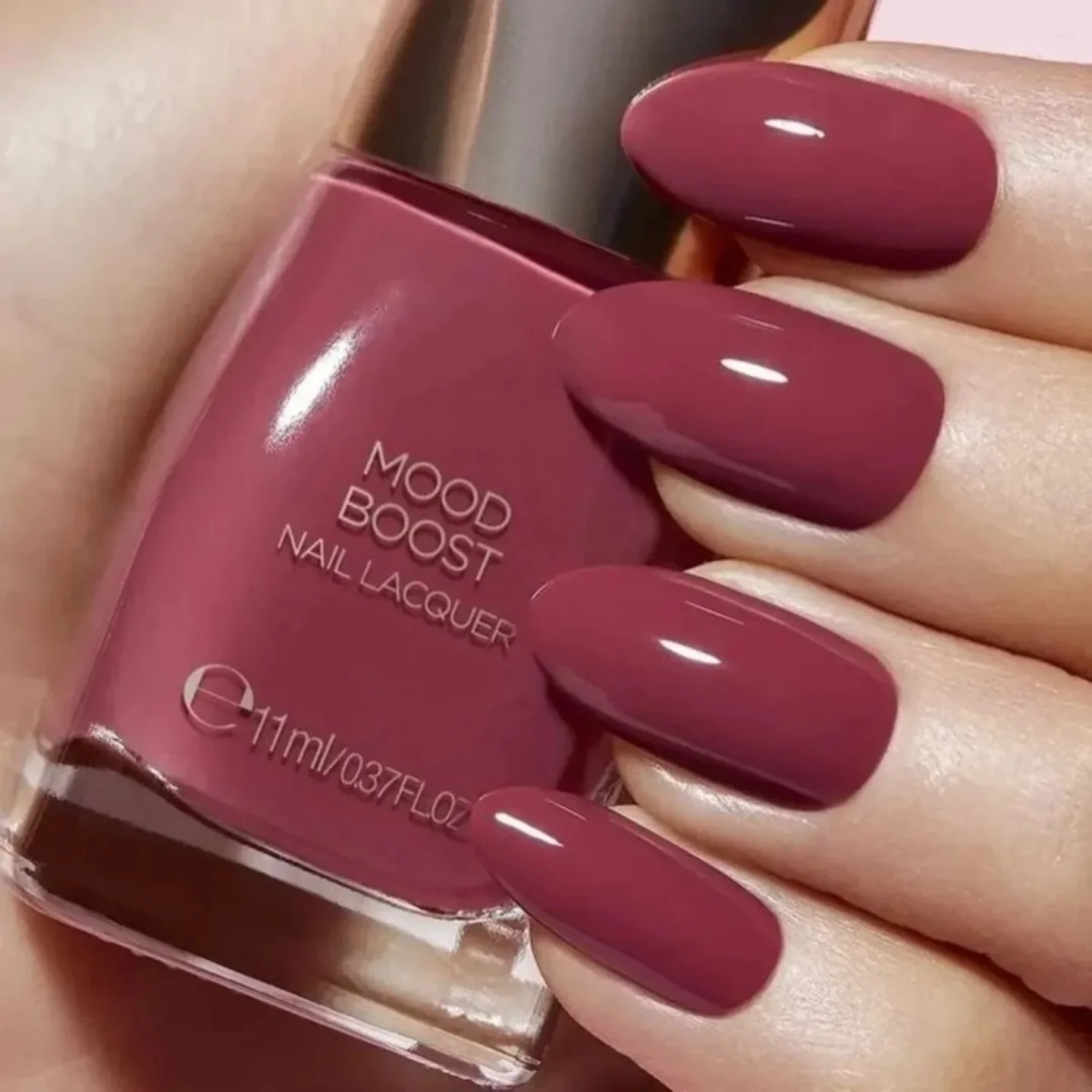 Wyrafinowany akcent winnej elegancji na Twoich paznokciach!