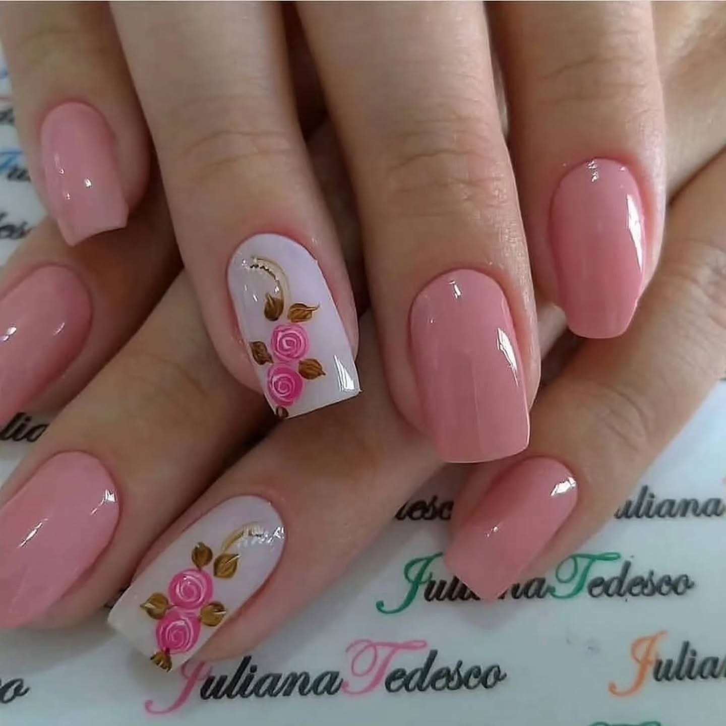 Kwiatowy pastelowy nastrój na paznokciach