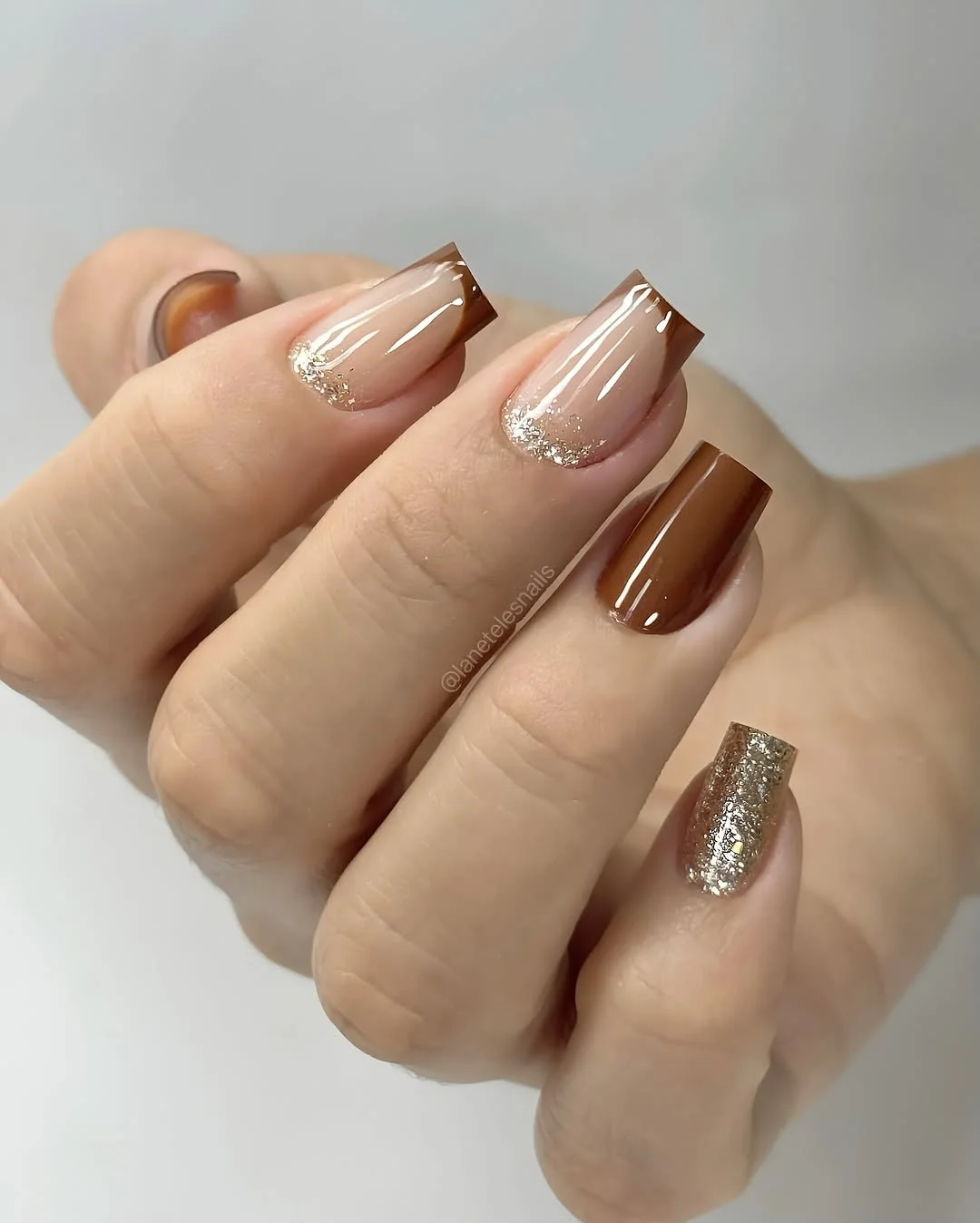 Kawowy szyk na czubkach palców.