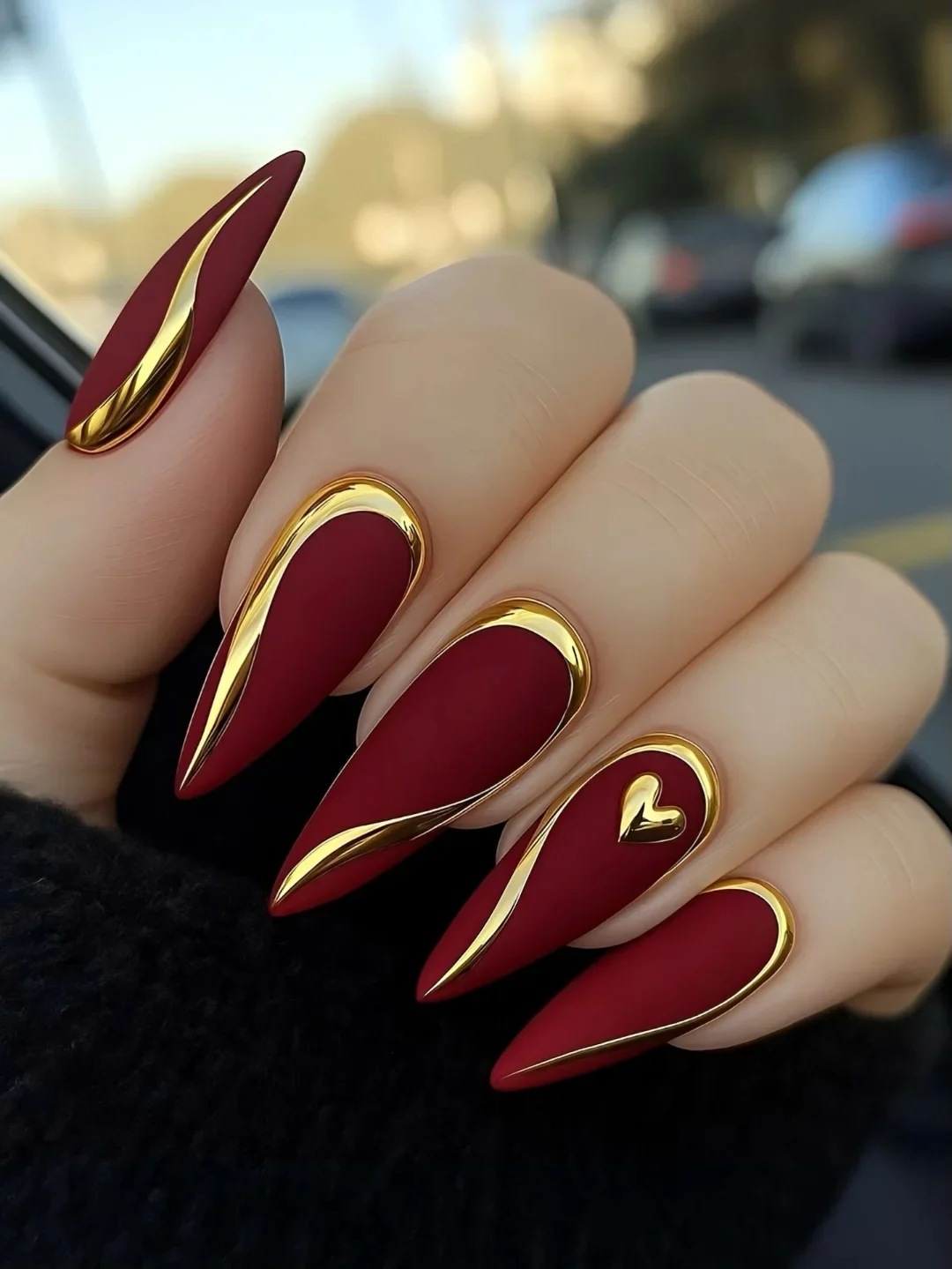 Czerwone złoto: efektowny manicure dla odważnych