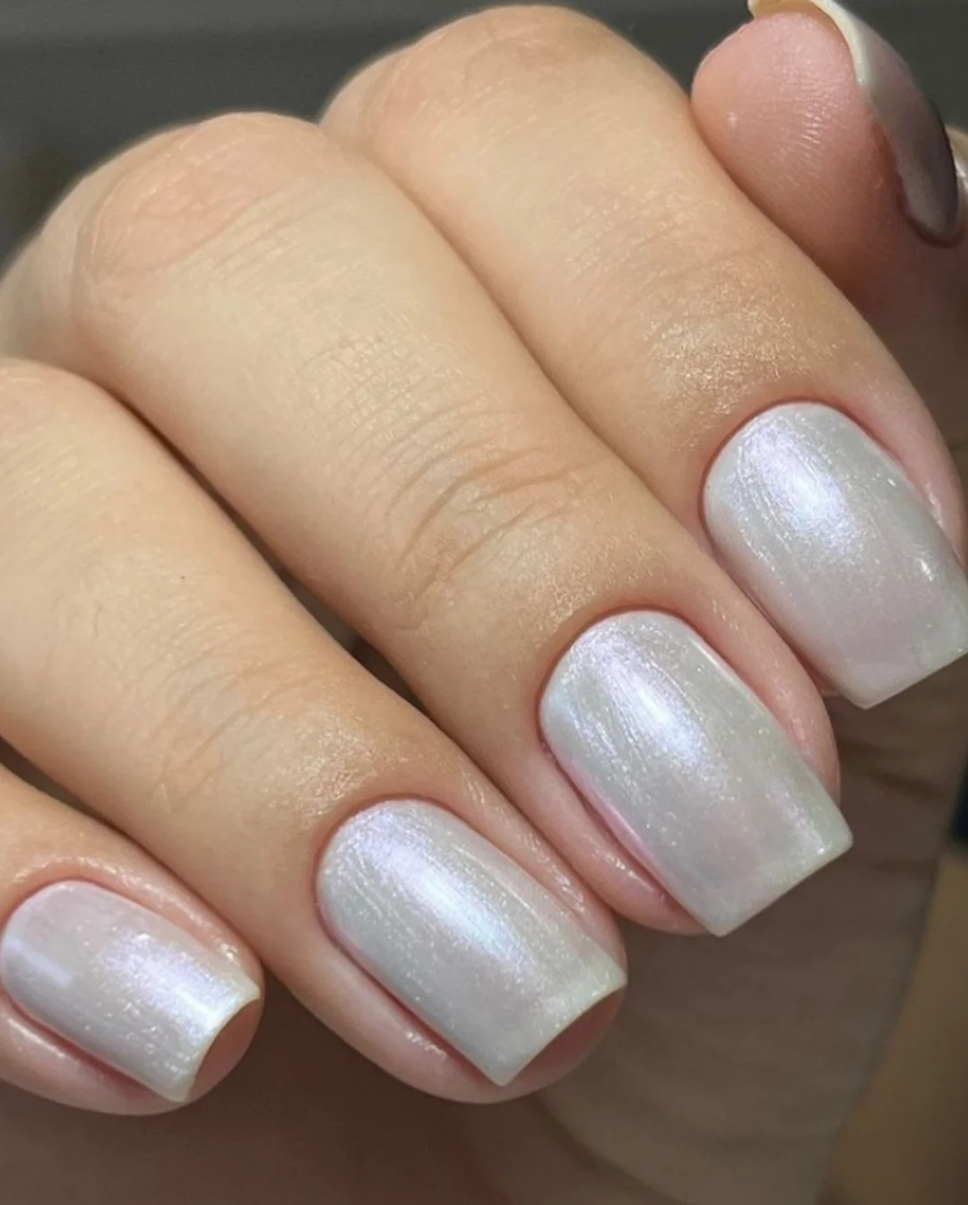 Perełkowa delikatność: stylowy manicure