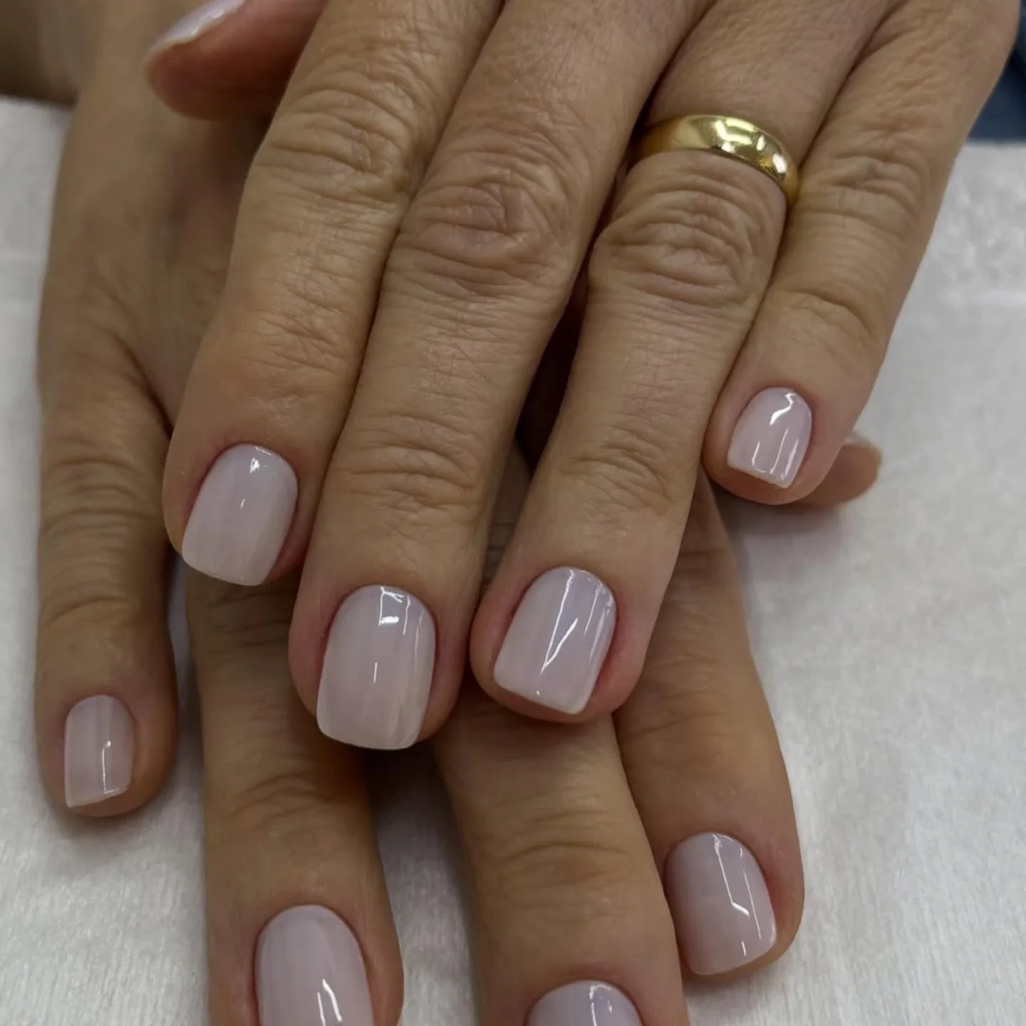 Minimalistyczny szyk na końcówkach palców