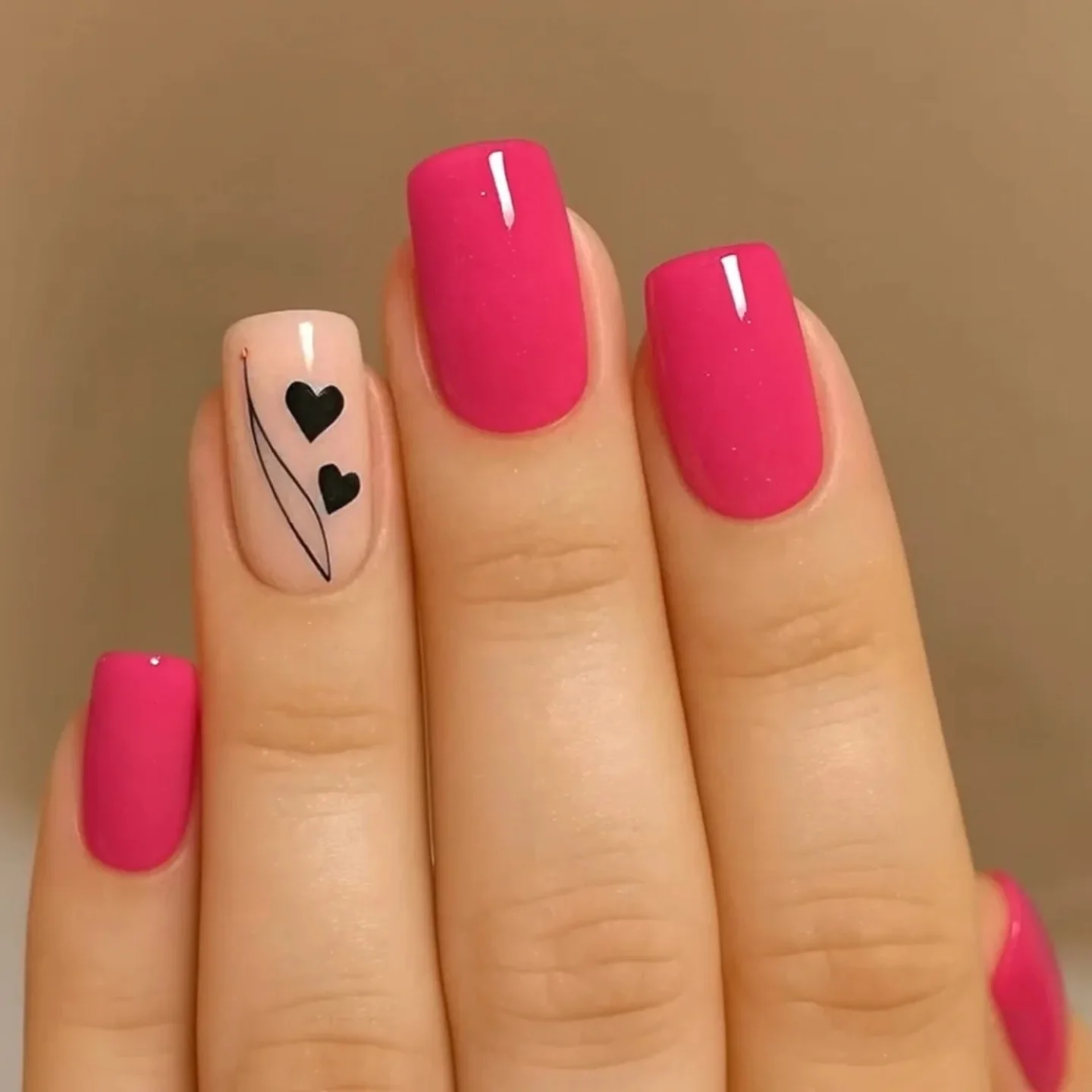 Jasny romantyzm na końcówkach palców