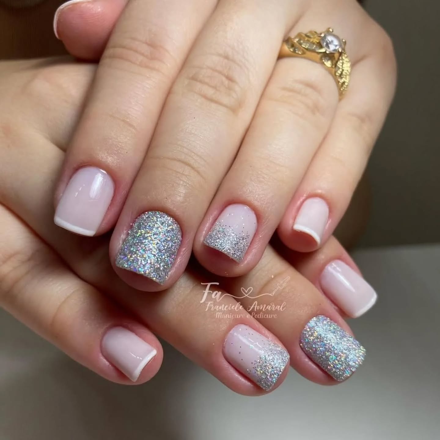 Srebrzysty szyk: manicure, który rozpala