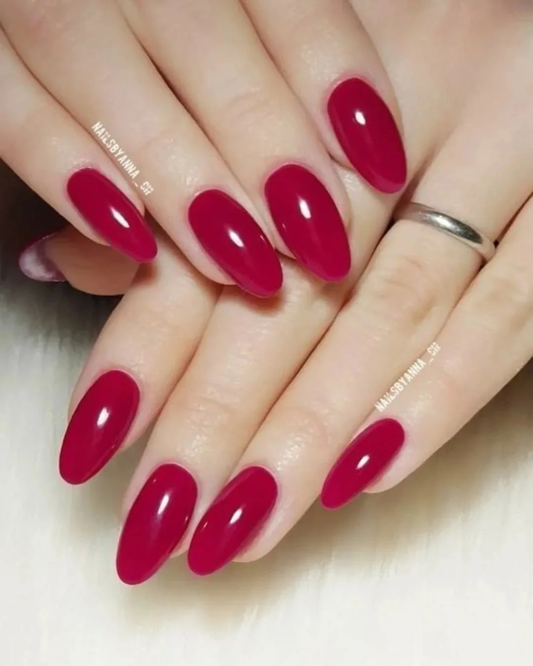 Czerwony szyk: manicure, który zapada w pamięć