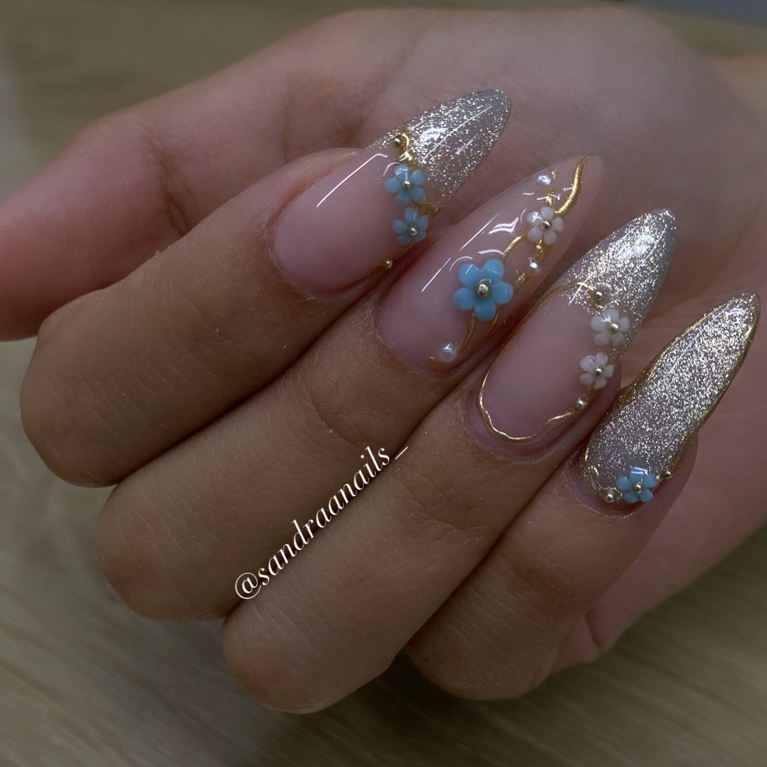 Kwiatowa delikatność na końcówkach paznokci