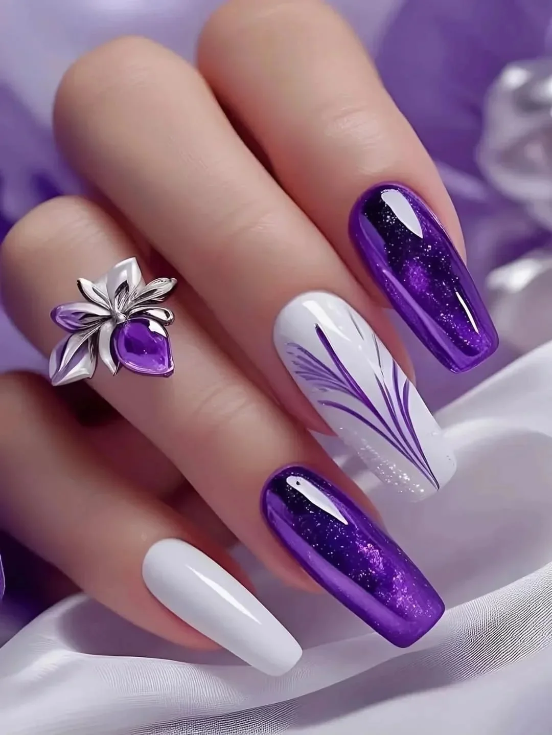 Fioletowa magia na końcówkach palców
