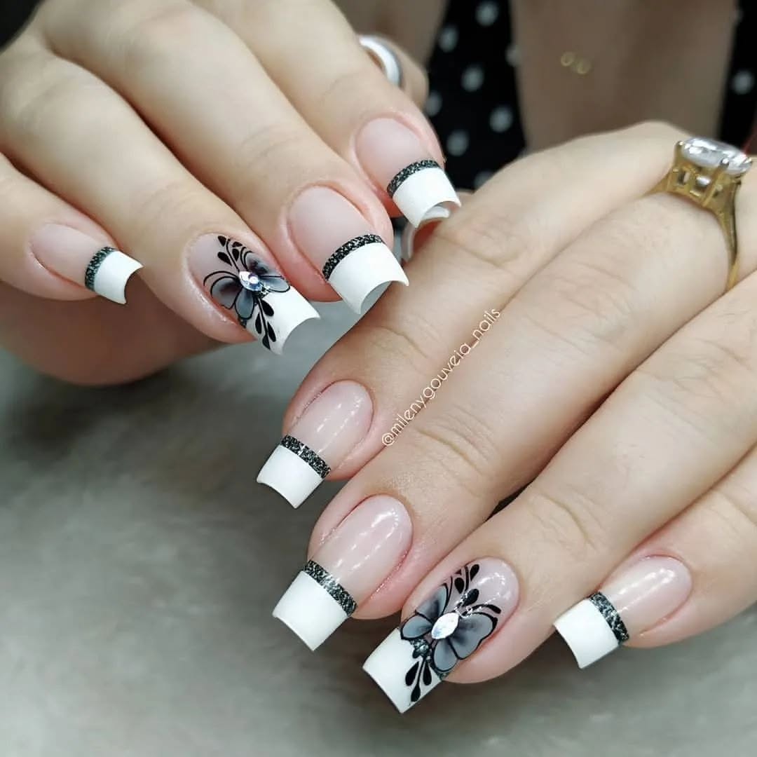 Czarno-białe cudo: gra kontrastów na czubkach palców