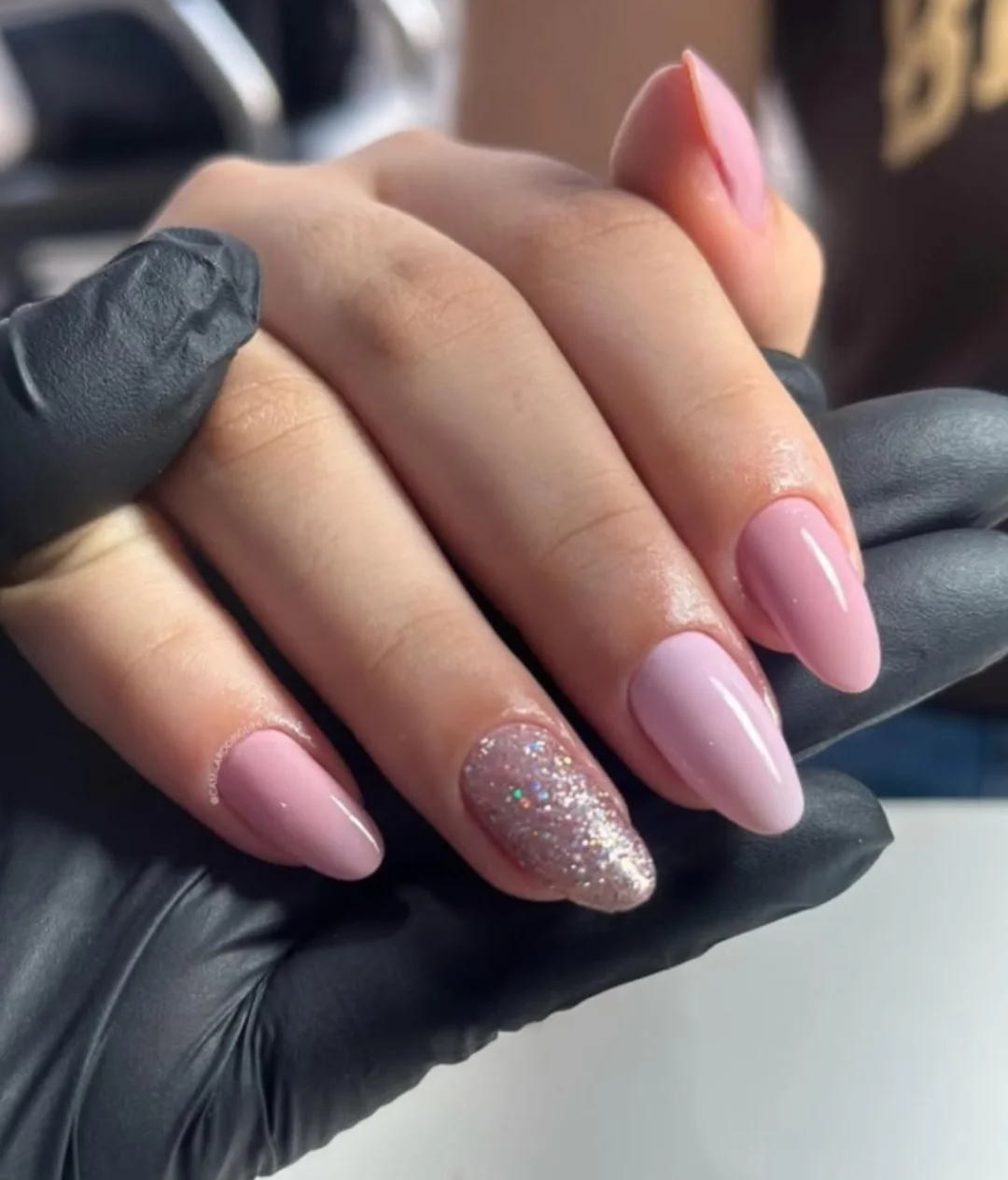 Romantyzm w każdym detalu: manicure, który mówi bez słów