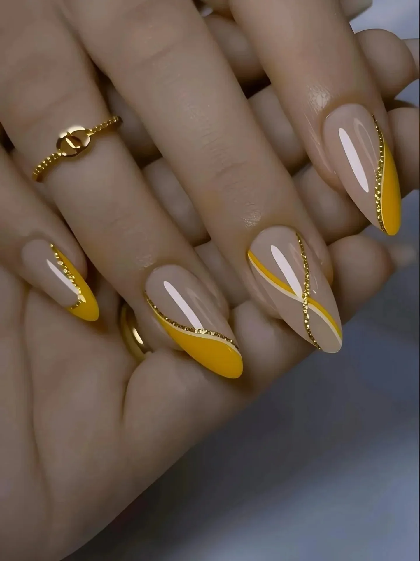 Słoneczna finezja na końcówkach palców