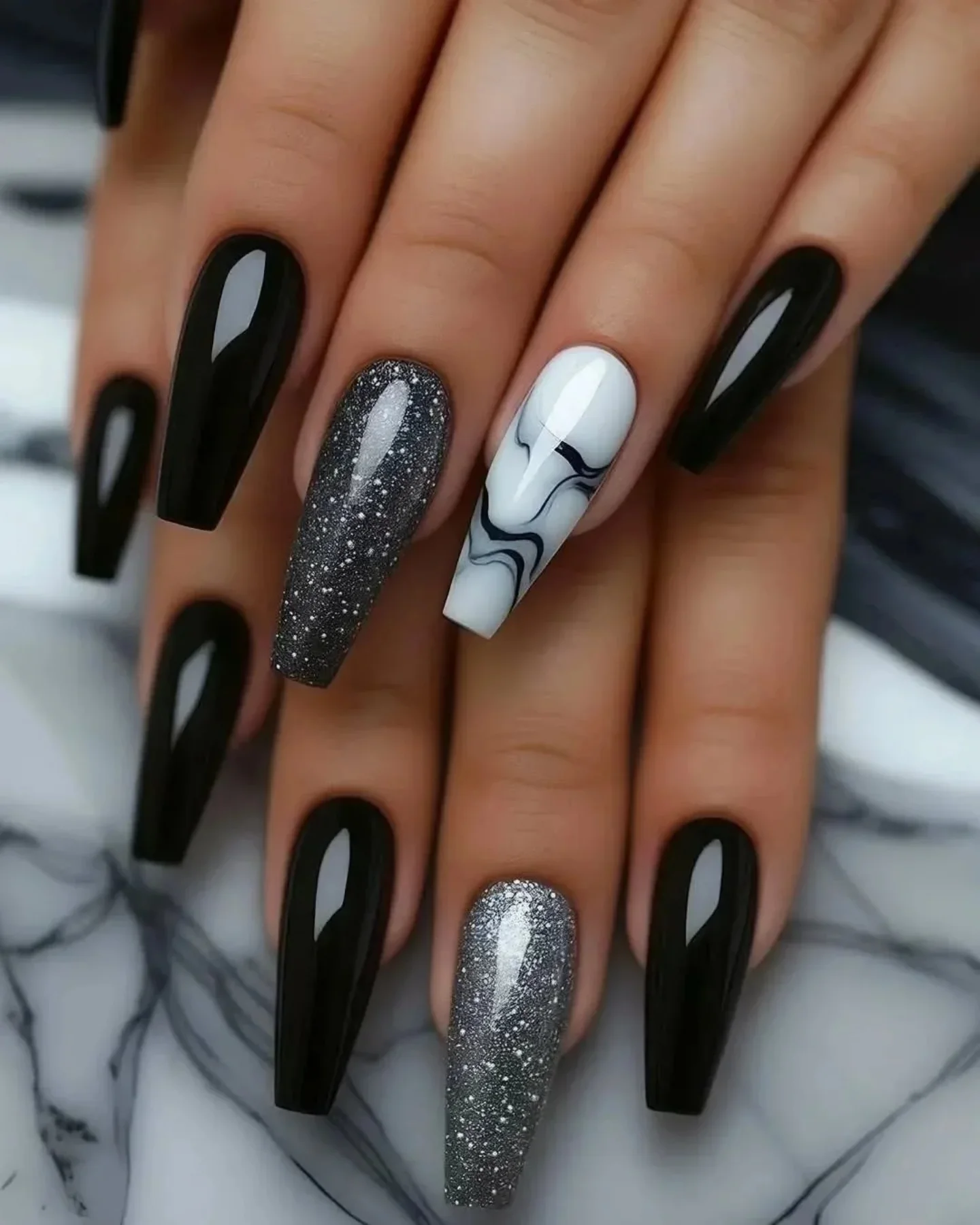 Kontrastowe odcienie i piękno nocy na Twoich paznokciach!