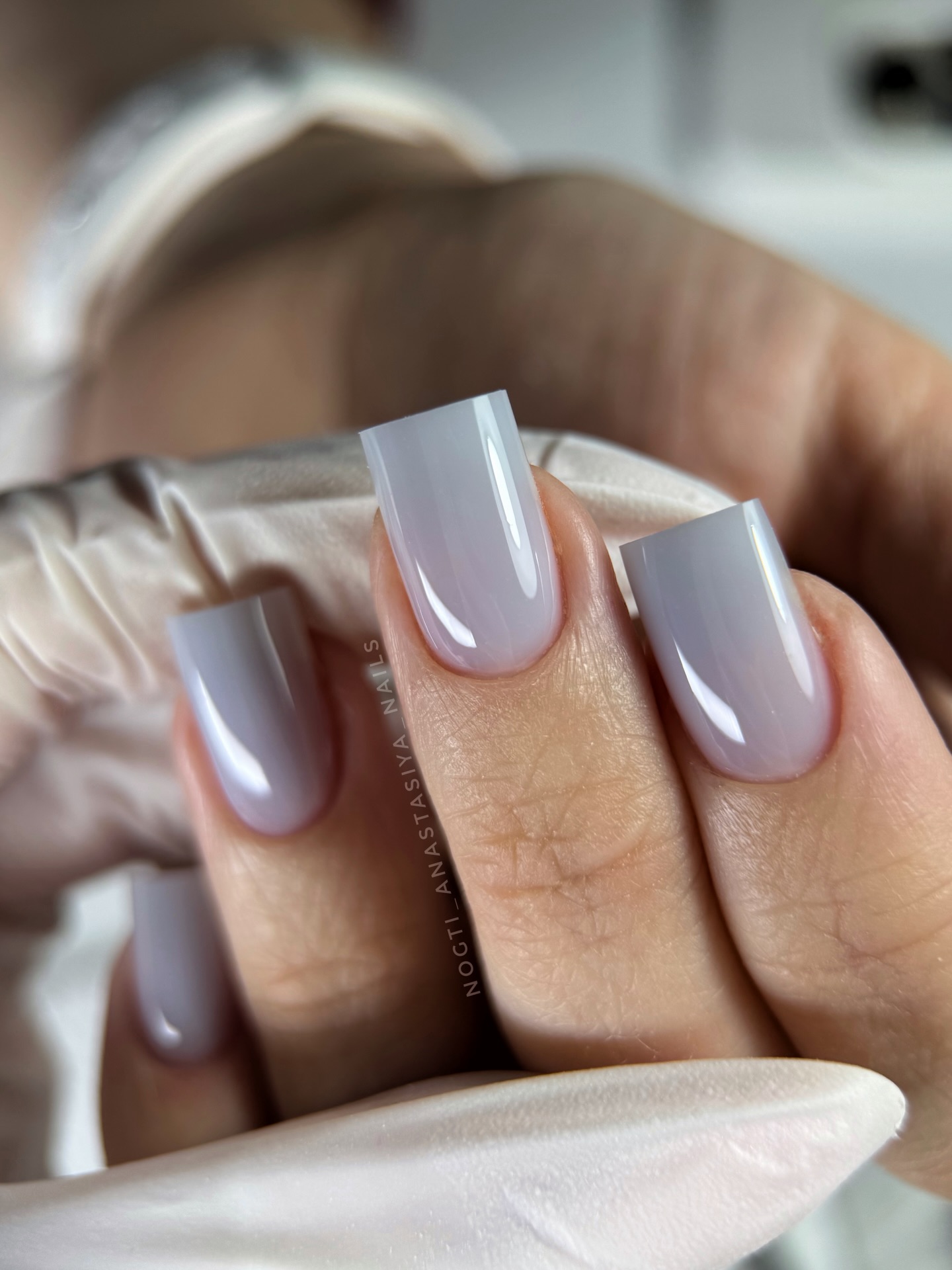 Perłowe ombre: delikatność na końcówkach palców