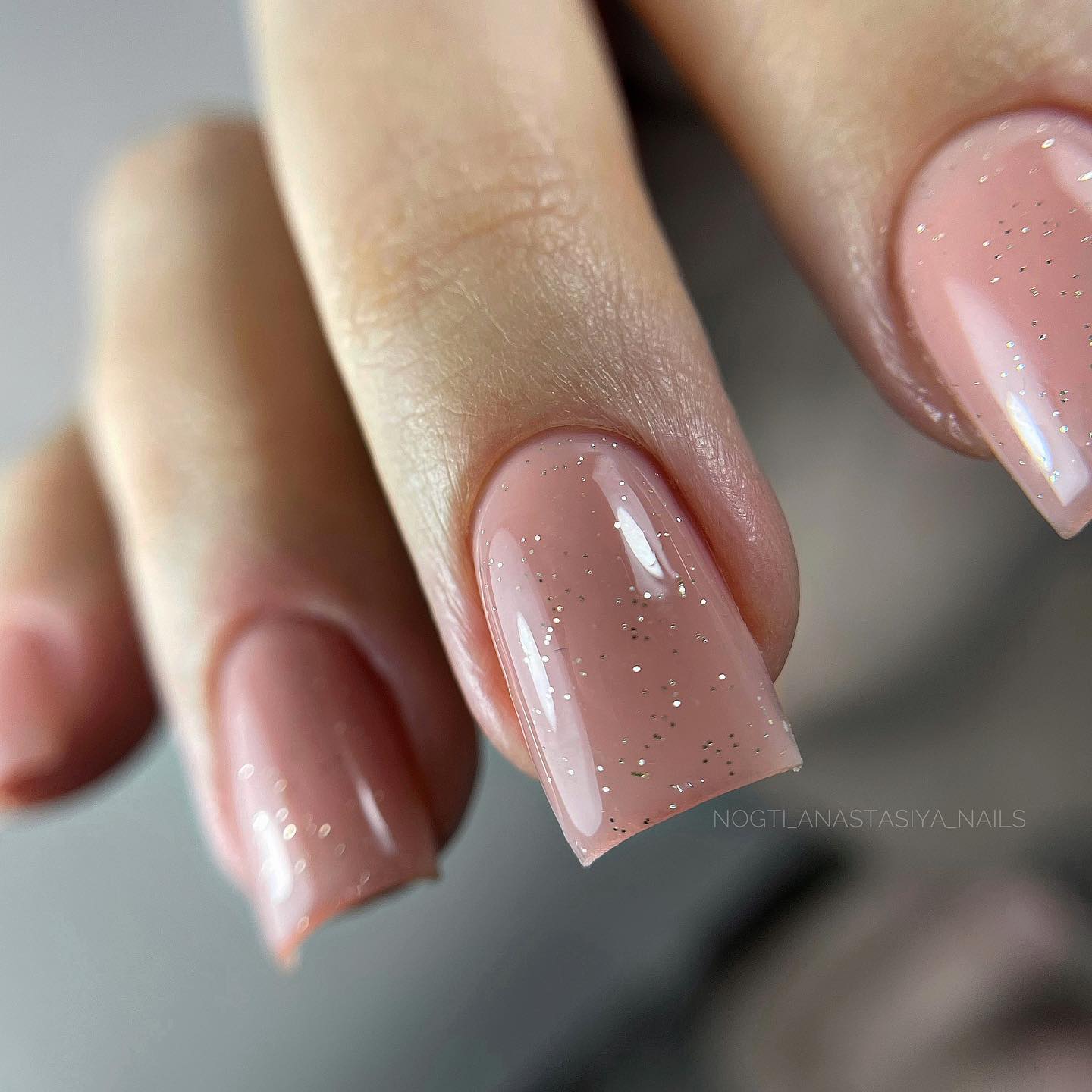 Brzoskwiniowy szyk: delikatna elegancja na Twoich paznokciach