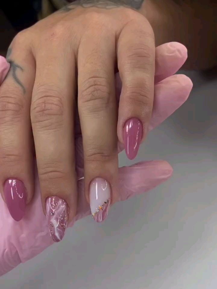 Elegancki miks klasyki i kreatywności: manicure, w którym zakochasz się od pierwszego spojrzenia