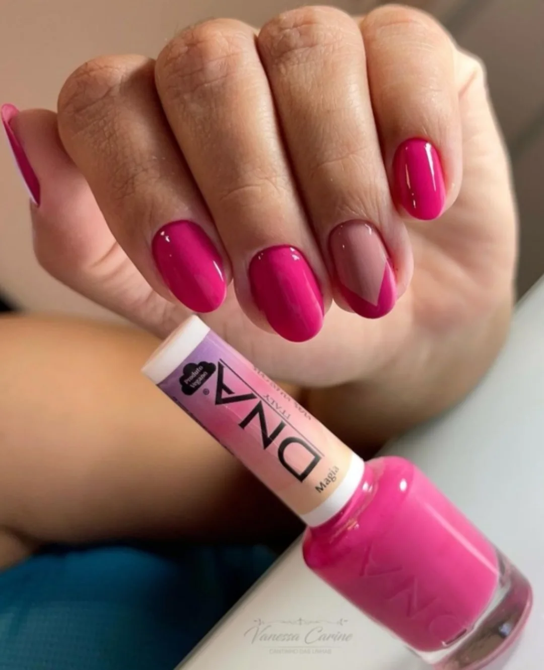 Jaskrawy różowy nastrój w manicure