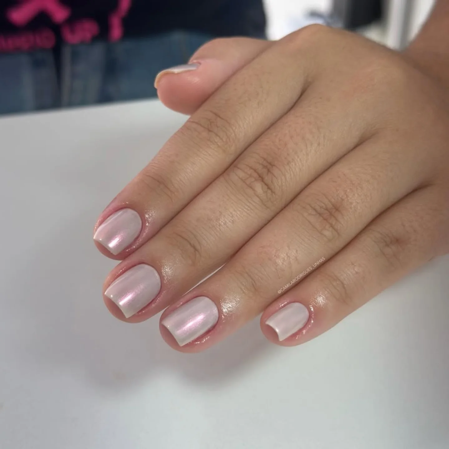 Perłowy dźwięk delikatności na końcówkach palców