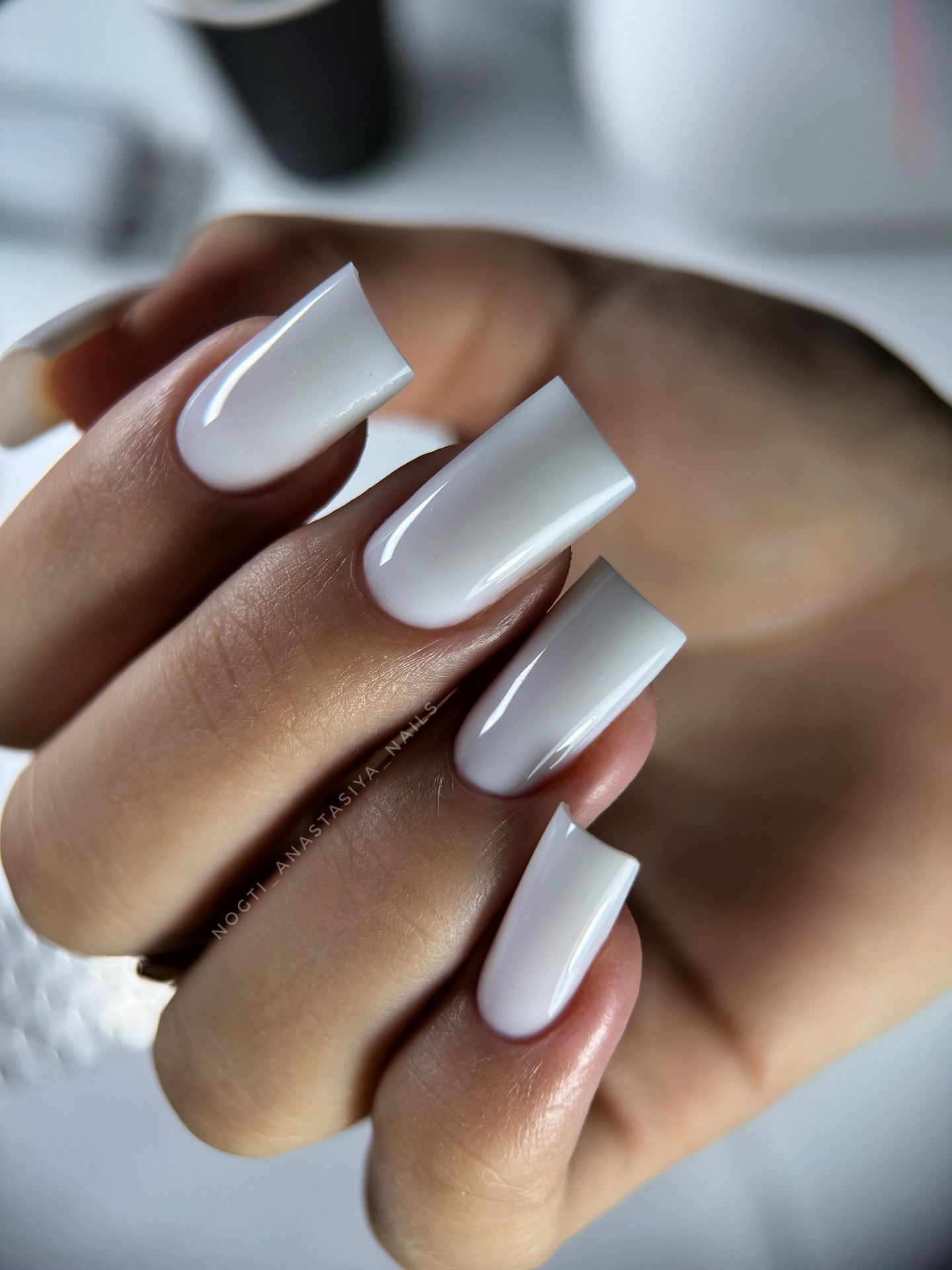 Czysty minimalizm: biała bajka na paznokciach